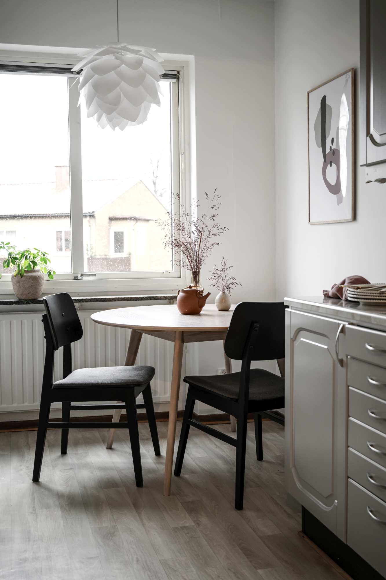 Design trifft Funktion: Esstisch Yumi Rund 115cm, MDF Eiche Weiß pigmentiert.