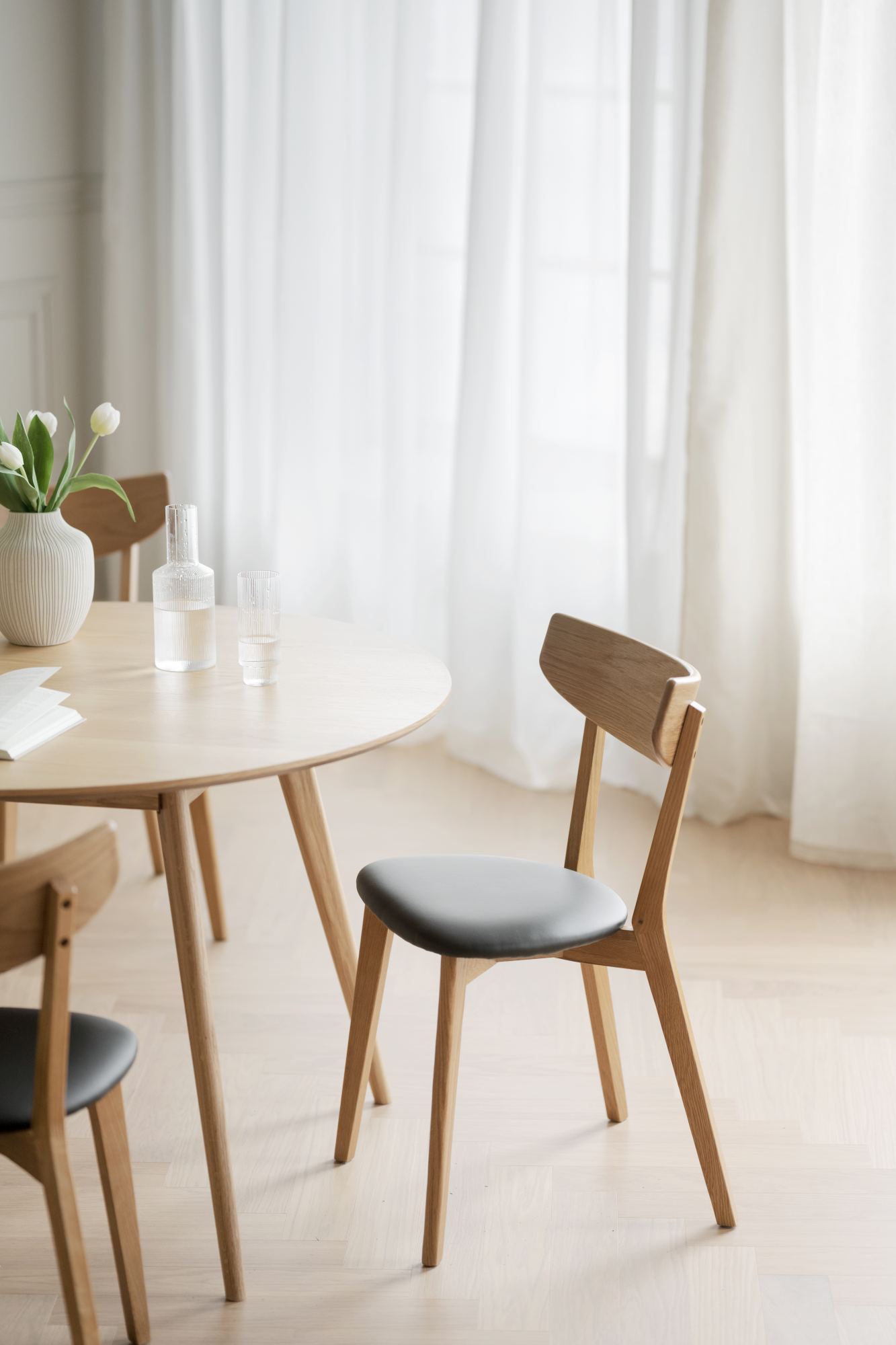 Stuhl Ami Eiche 2er Set, Natur / Schwarz – stilvoller Blickfang für Ihr Zuhause.