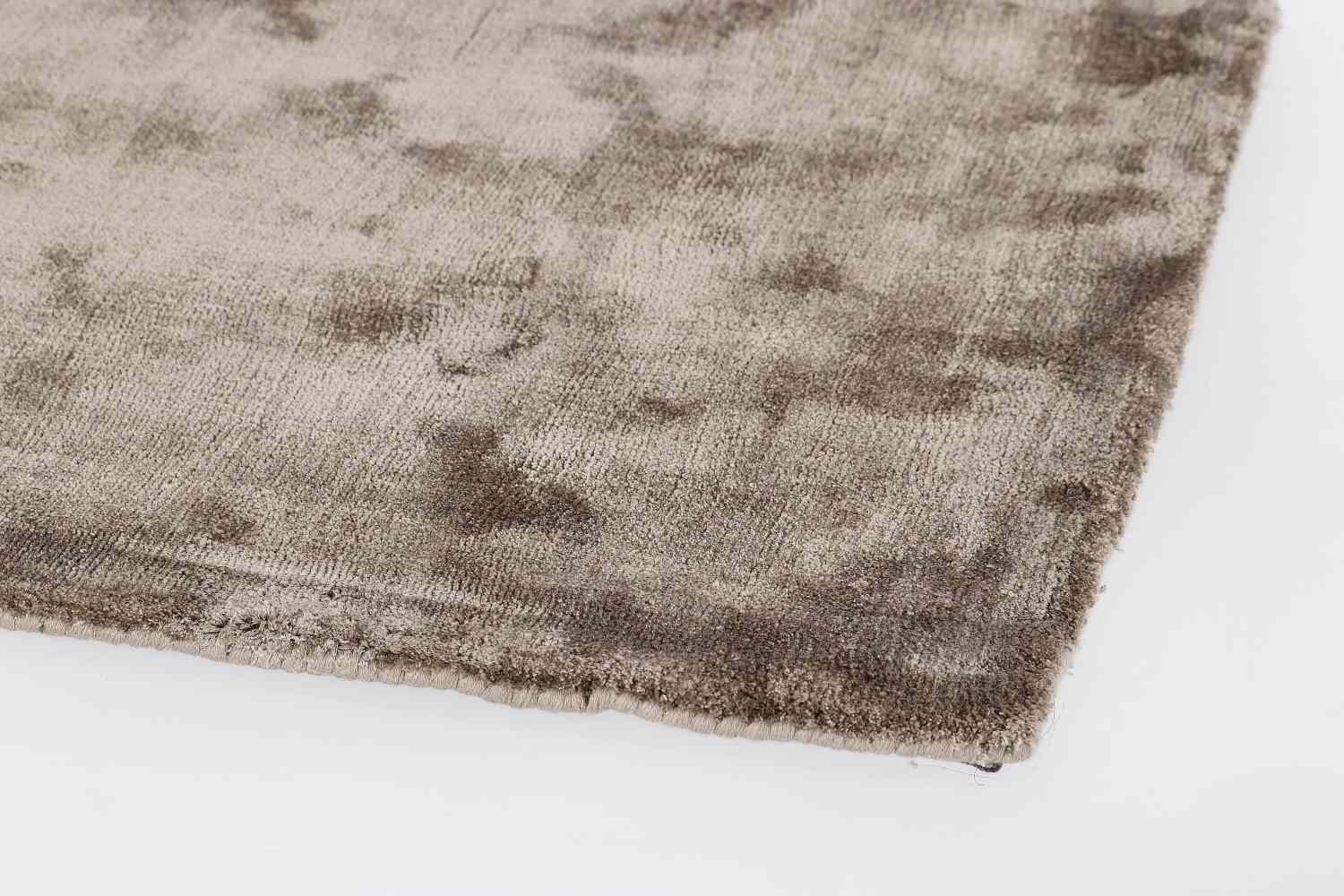 Der Teppich Samadhi überzeugt mit seinem modernen Design. Gefertigt wurde die Vorderseite aus Viskose und die Rückseite ist aus Baumwolle. Der Teppich besitzt einen braunen Farbton und die Maße von 160x230 cm.
