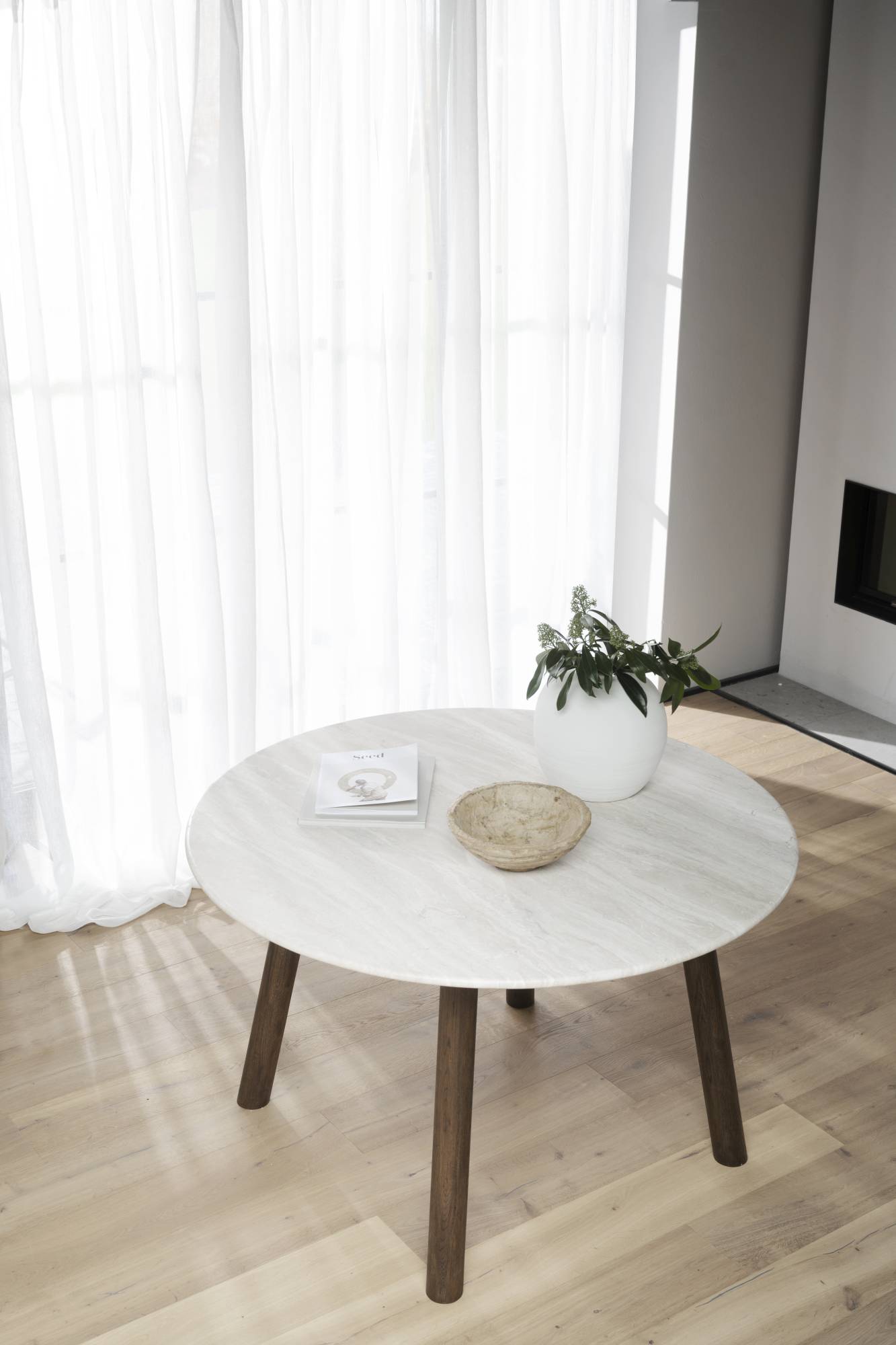 Hochwertiger Esstisch Taransay Rund 125cm, Travertin Sand, Eiche Braun für jede Einrichtung.