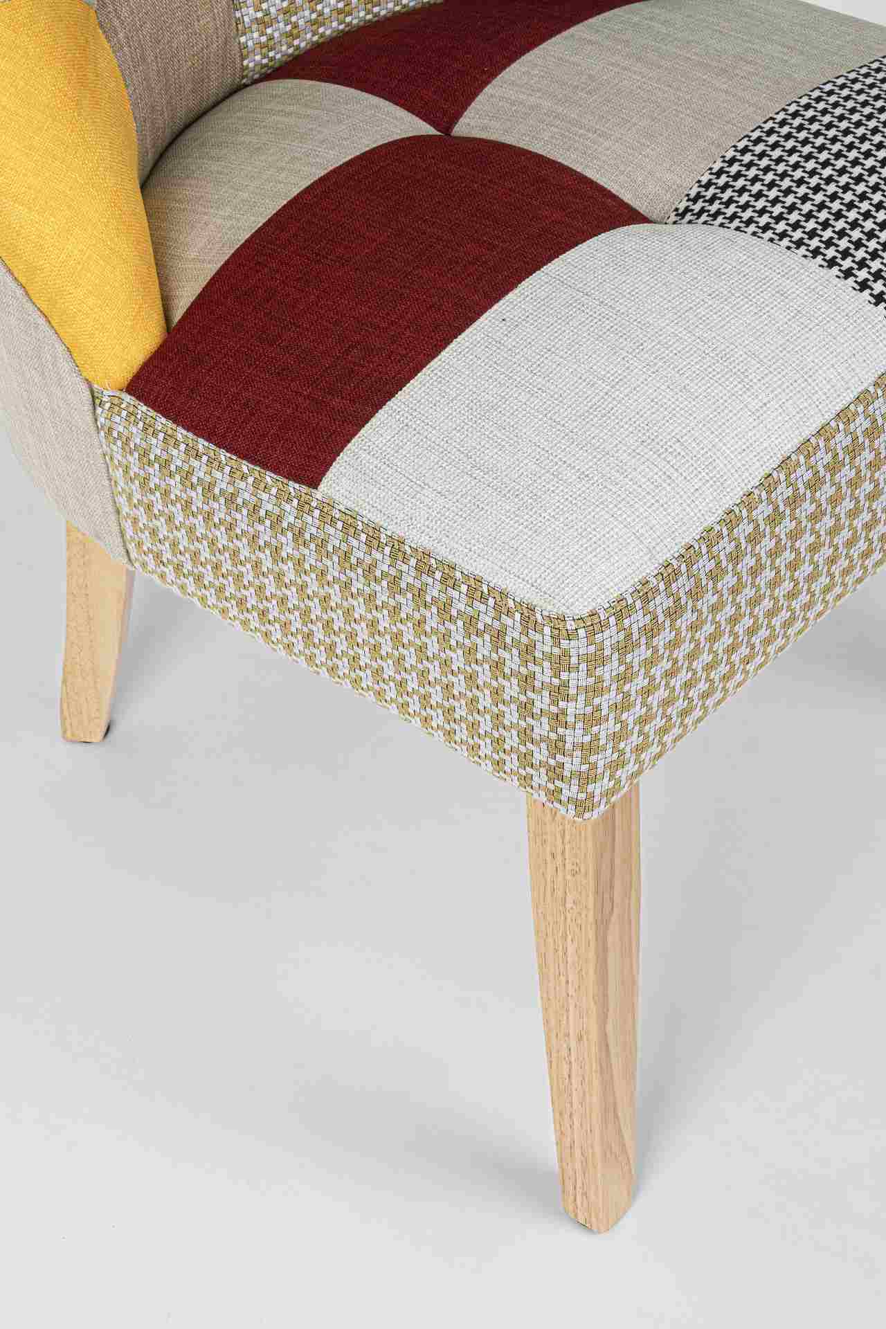 Der Esszimmerstuhl Galatea überzeugt mit seinem klassischem Design. Gefertigt wurde der Stuhl aus einem Stoff-Bezug, welcher mehrfarbig ist. Das Gestell ist aus Holz und ist natürlich gehalten. Die Sitzhöhe beträgt 47 cm.