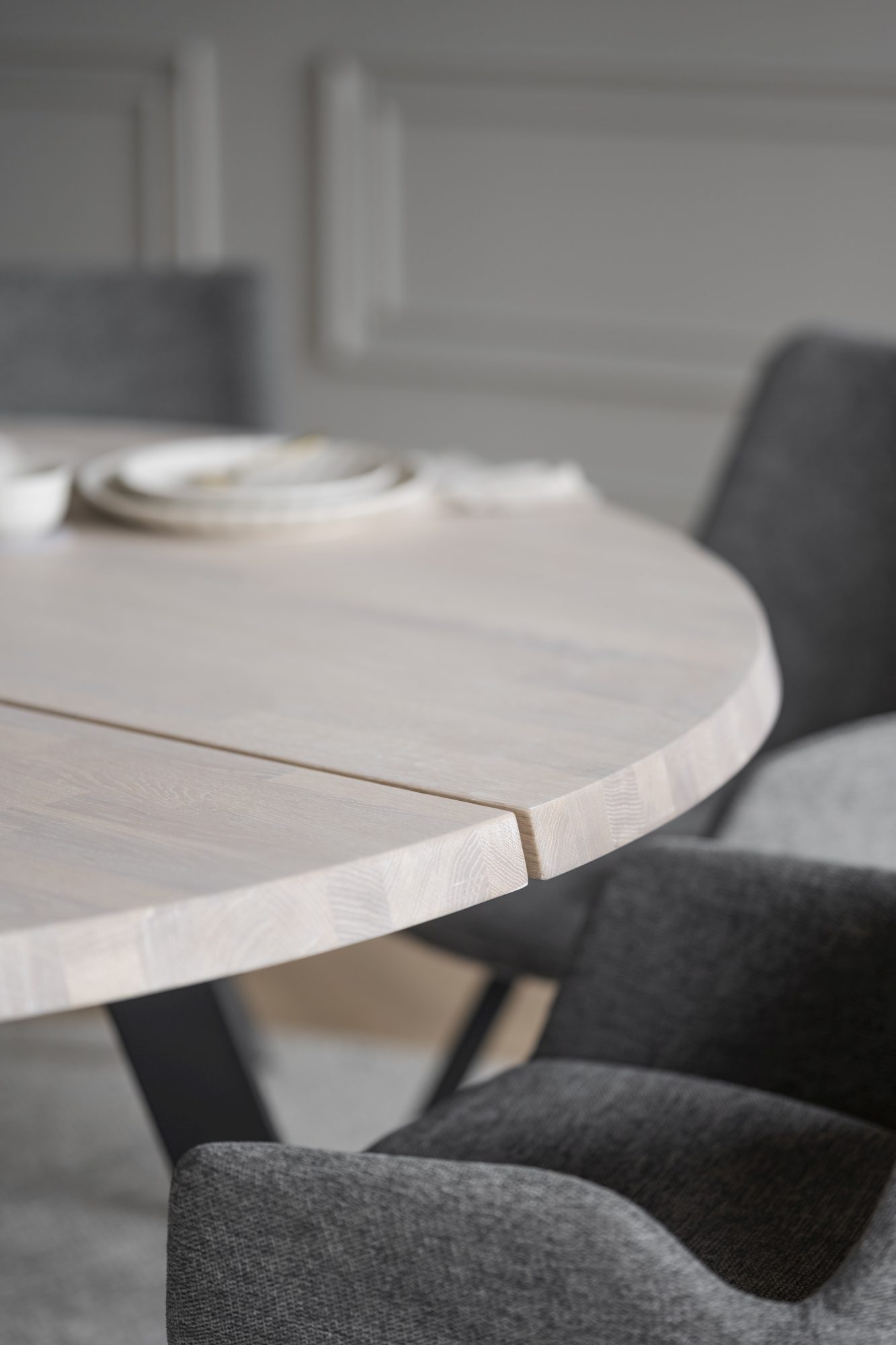 Jetzt entdecken: Esstisch Fred Rund 160cm, Eiche Weiß pigmentiert mit hochwertiger Verarbeitung.