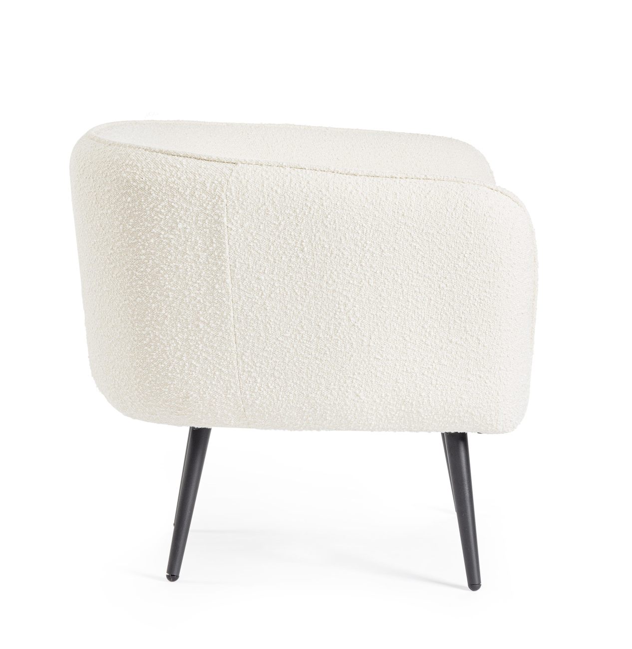 Der Sessel Avril überzeugt mit seinem modernen Stil. Gefertigt wurde er aus Bouclè-Stoff, welcher einen weißen Farbton besitzt. Das Gestell ist aus Metall und hat eine schwarze Farbe. Der Sessel verfügt über eine Armlehne.