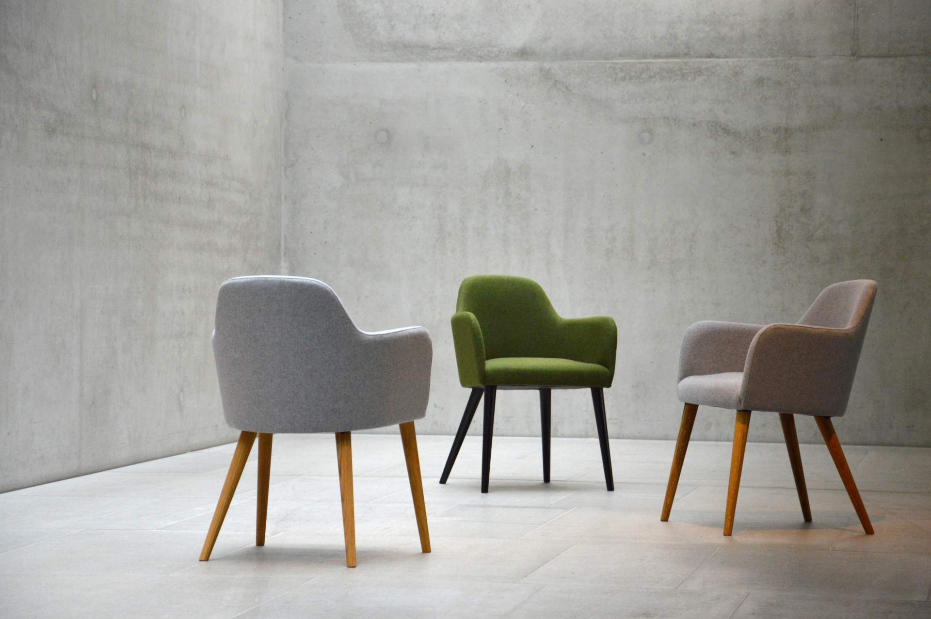 Der Sessel Flaminia wurde aus einem Eichenholz Gestell gefertigt. Die Sitz- und Rückenfläche ist aus Wolle. Designet wurde der Sessel von der Marke Jan Kurtz und hat eine hellgraue Farbe.