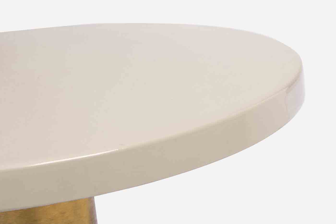 Der Beistelltisch Nalima wurde aus Metall gerfertigt, welches eine Feinbearbeitung aus Lack erhalten hat. Zusätzlich verfügt der Tisch über vergoldete Bereiche, welche das moderne Design unterstreichen.