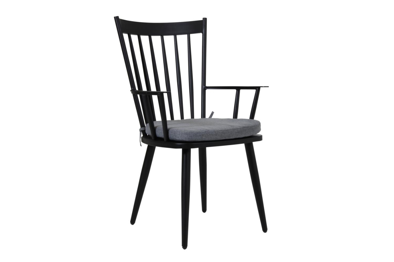 Der Gartenstuhl Alvena überzeugt mit seinem modernen Design. Gefertigt wurde er aus Metall, welches einen schwarzen Farbton besitzt. Der Stuhl wird mit einem Kissen geliefert. Die Sitzhöhe des Sessels beträgt 44 cm.