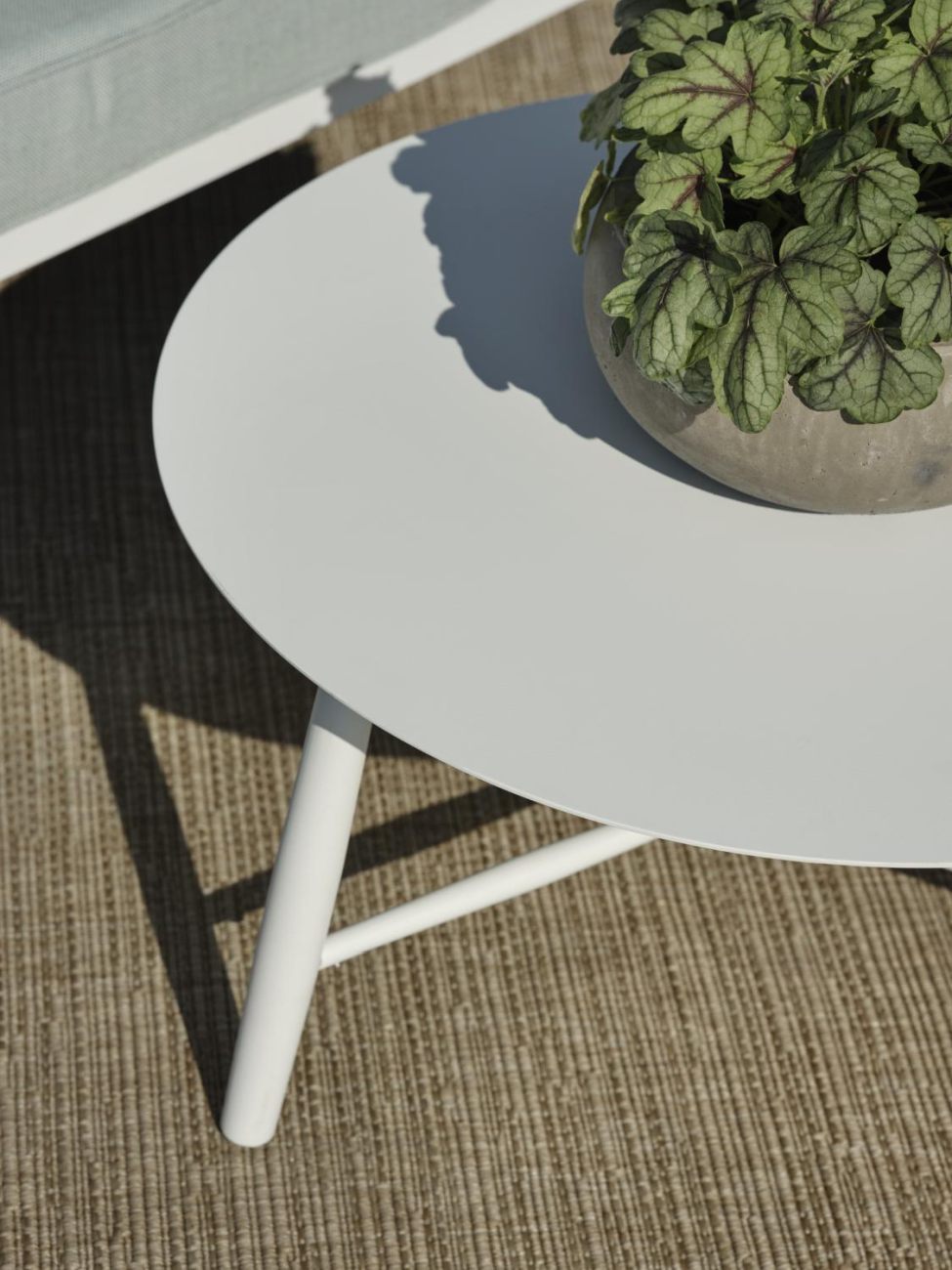 Der Gartenbeistelltisch Vannes überzeugt mit seinem modernen Design. Gefertigt wurde die Tischplatte aus Metall, welche einen weißen Farbton besitzt. Das Gestell ist auch aus Metall und hat eine weiße Farbe. Der Tisch besitzt einen Durchmesser von 60 cm.