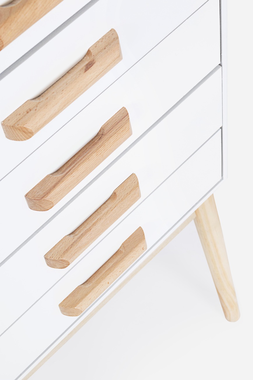 Kommode Ordinary aus Kiefernholz, moderner Stauraum mit 5 Schubladen, weiß, naturfarbene Beine