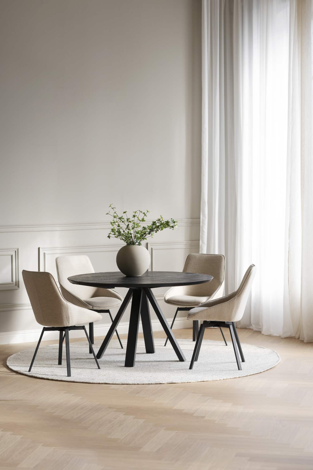 Jetzt entdecken: Esstisch Carradale Rund 130cm, Spider-Gestell, Eiche Schwarz mit hochwertiger Verarbeitung.