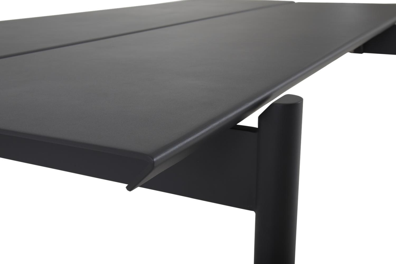 Der Gartenesstisch B45 überzeugt mit seinem modernen Design. Gefertigt wurde die Tischplatte aus Metall, welche einen schwarzen Farbton besitzt. Das Gestell ist aus Metall und hat eine schwarze Farbe. Der Tisch besitzt eine Länge von 180 cm.
