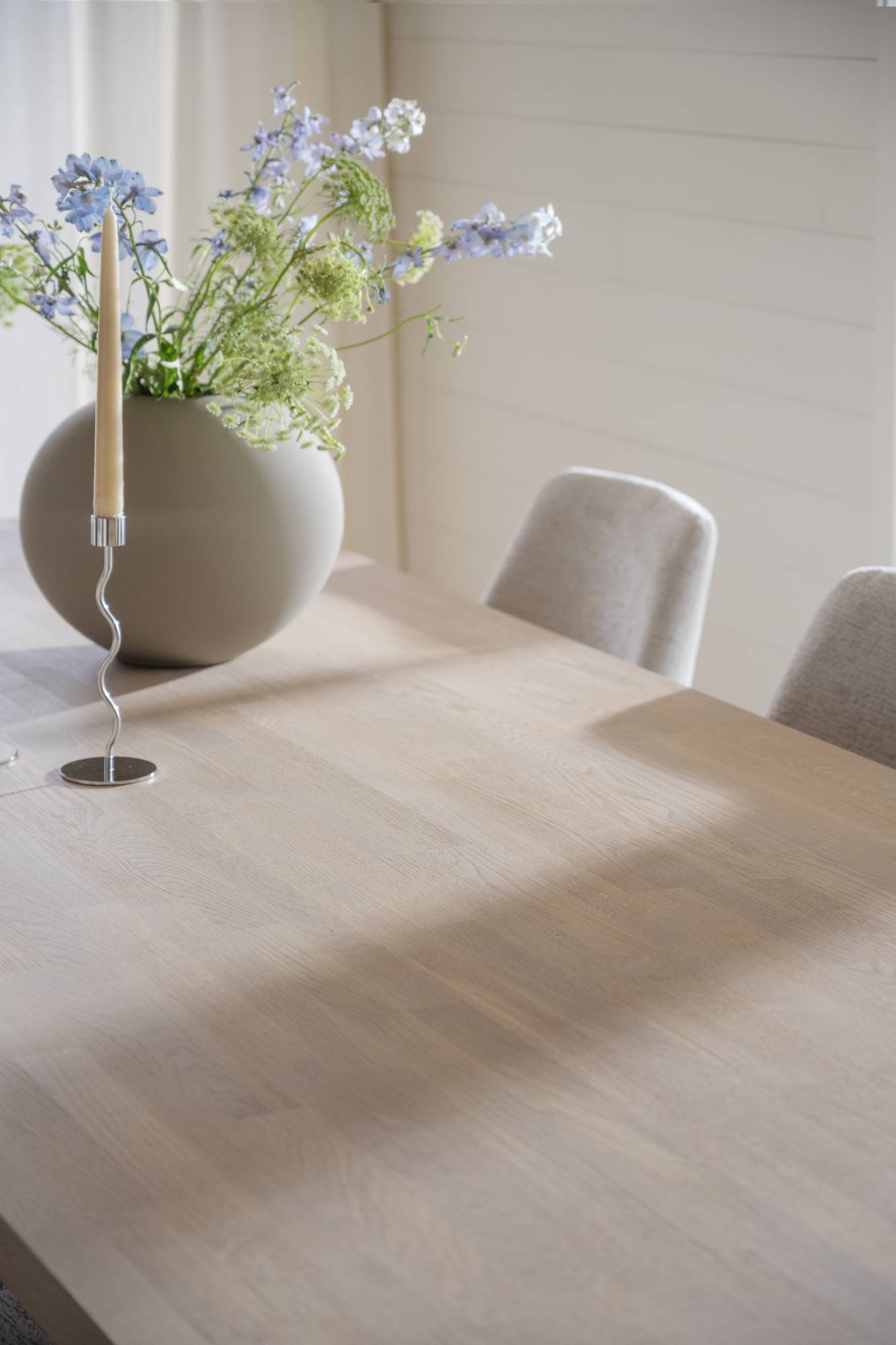 Komfortabel & schön – Esstisch Emmett Eiche Weiß pigmentiert, 240x95x75cm.