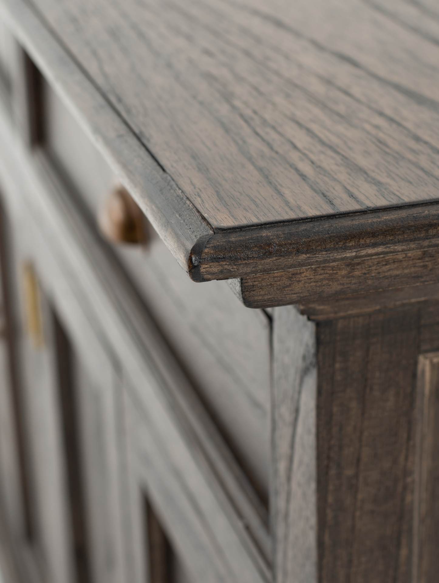 Das Sideboard Halifax Mindi überzeugt mit seinem Landhaus Stil. Gefertigt wurde es aus Mindi Holz, welches einen braunen Farbton besitzt. Das Sideboard verfügt über zwei Schubladen und vier Türen. Die Breite beträgt 145 cm.