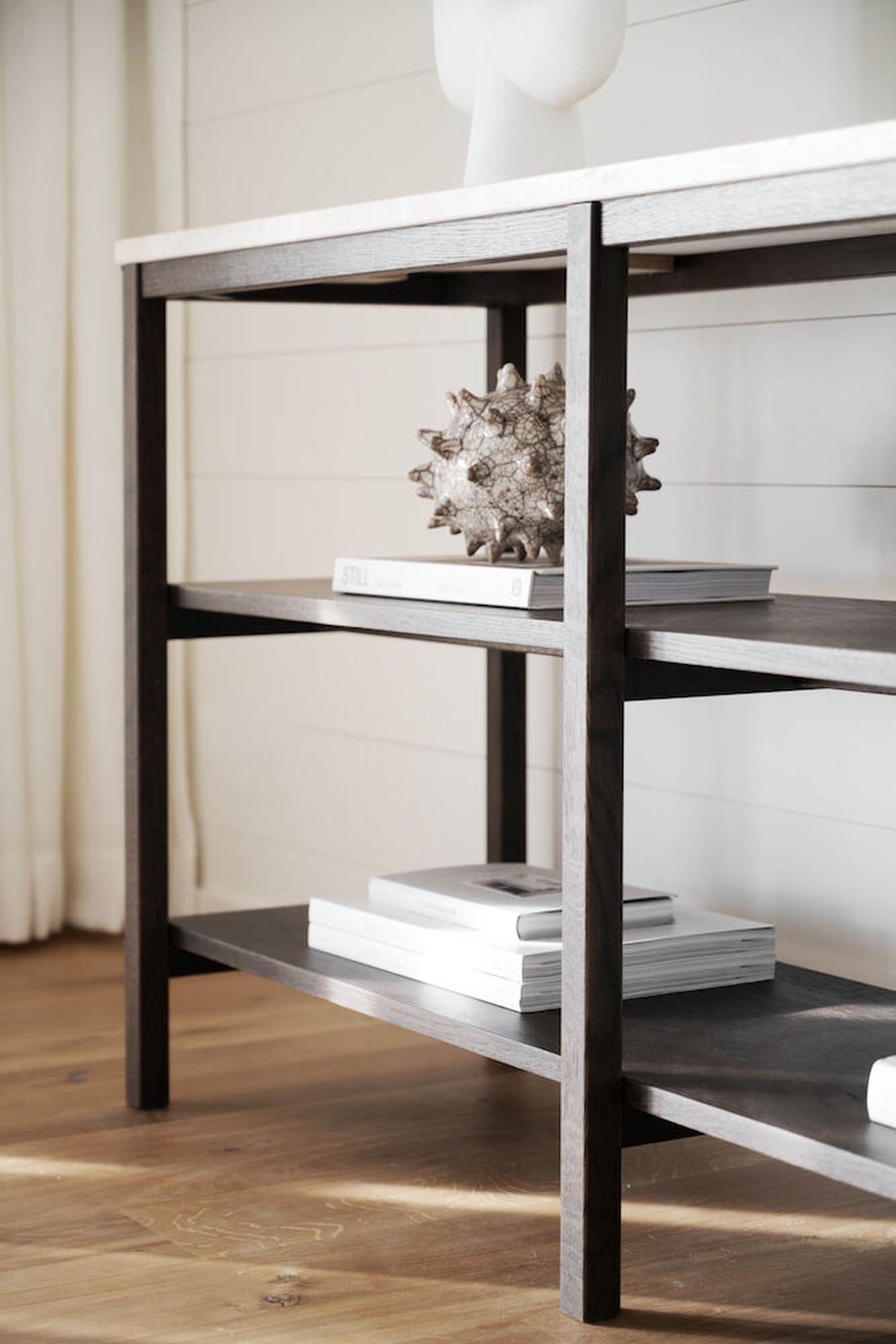 Konsole Orwel 140x40x75cm, Traventin / Eiche Braun – stilvoller Blickfang für Ihr Zuhause.