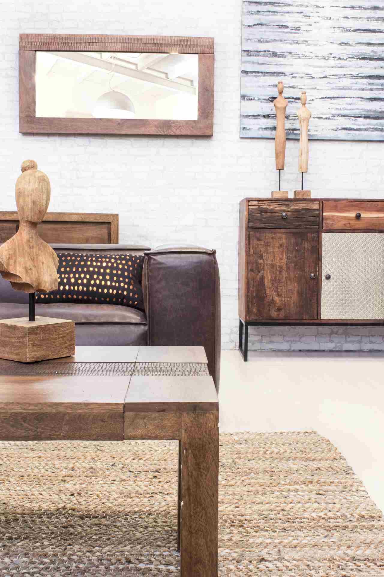 Das Sofa Dakota überzeugt mit seinem klassischen Design. Gefertigt wurde es aus Kunstleder, welches einen braunen Farbton besitzt. Das Gestell ist aus Eichenholz und hat eine natürliche Farbe. Das Sofa ist in der Ausführung als 2-Sitzer. Die Breite beträg