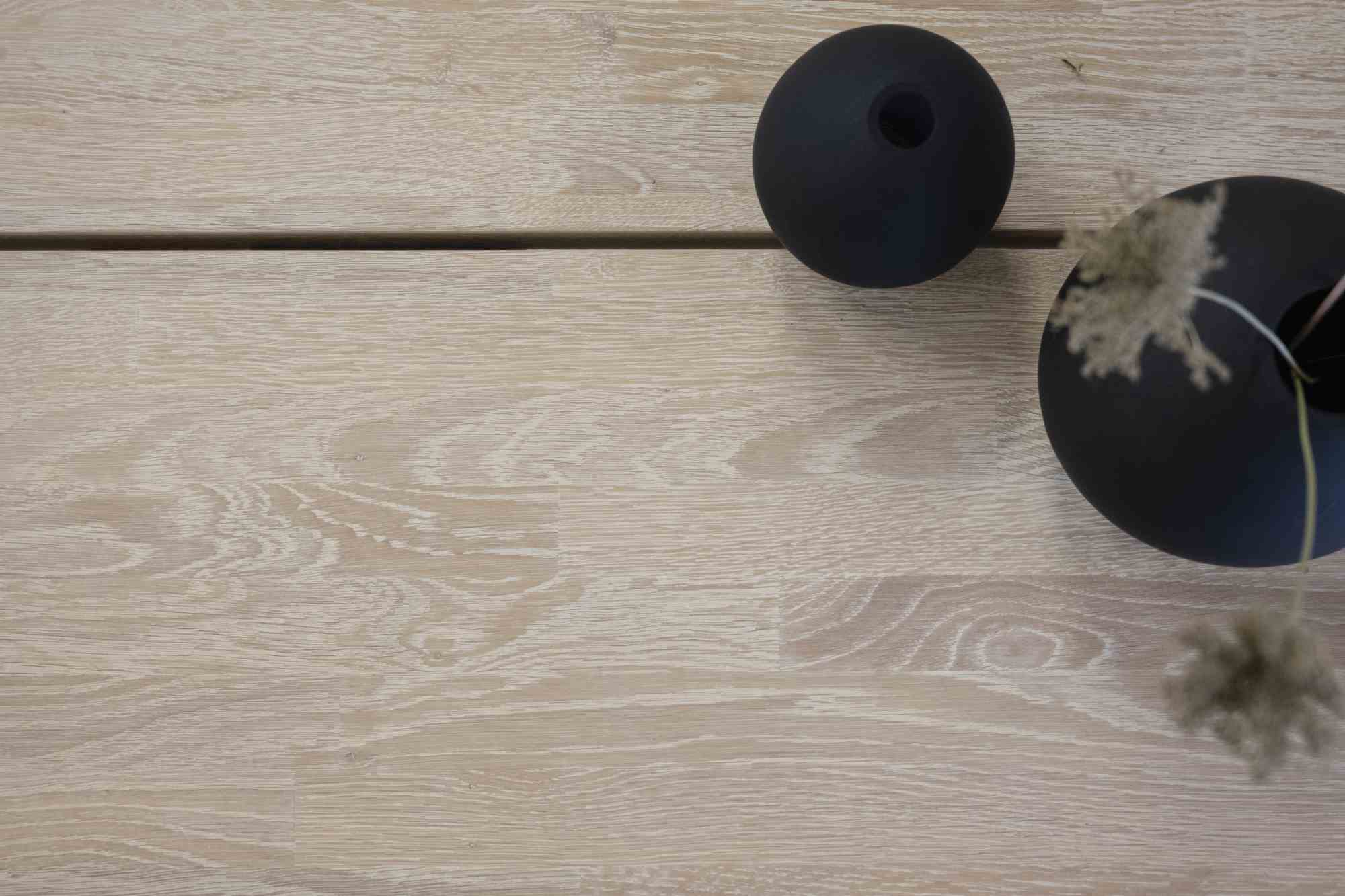 Jetzt entdecken: Esstisch Fred 240x100cm, Eiche Weiß pigmentiert mit hochwertiger Verarbeitung.