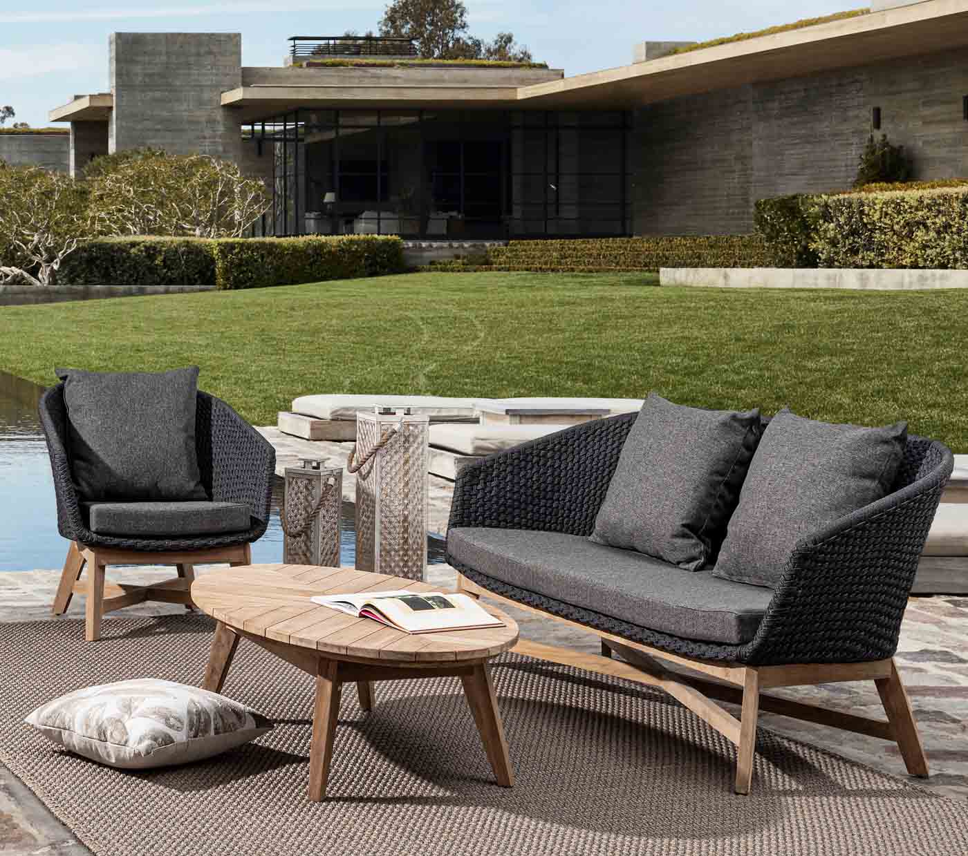 Modernes Sofa Coachella inklusive Kissen und Gestell aus Teakholz