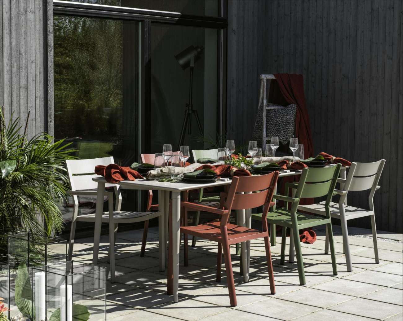 Der Gartenstuhl Delia überzeugt mit seinem modernen Design. Gefertigt wurde er aus Metall, welches einen roten Farbton besitzt. Das Gestell ist auch aus Metall und hat eine rote Farbe. Die Sitzhöhe des Stuhls beträgt 43 cm.