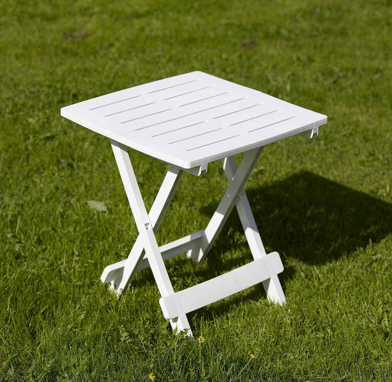 Der Gartenbeistelltisch Adige überzeugt mit seinem modernen Design. Gefertigt wurde er aus Kunststoff, welcher einen Weißen Farbton besitzt. Das Gestell ist auch aus Kunststoff und hat eine weiße Farbe. Der Tisch besitzt eine Länge von 45 cm.