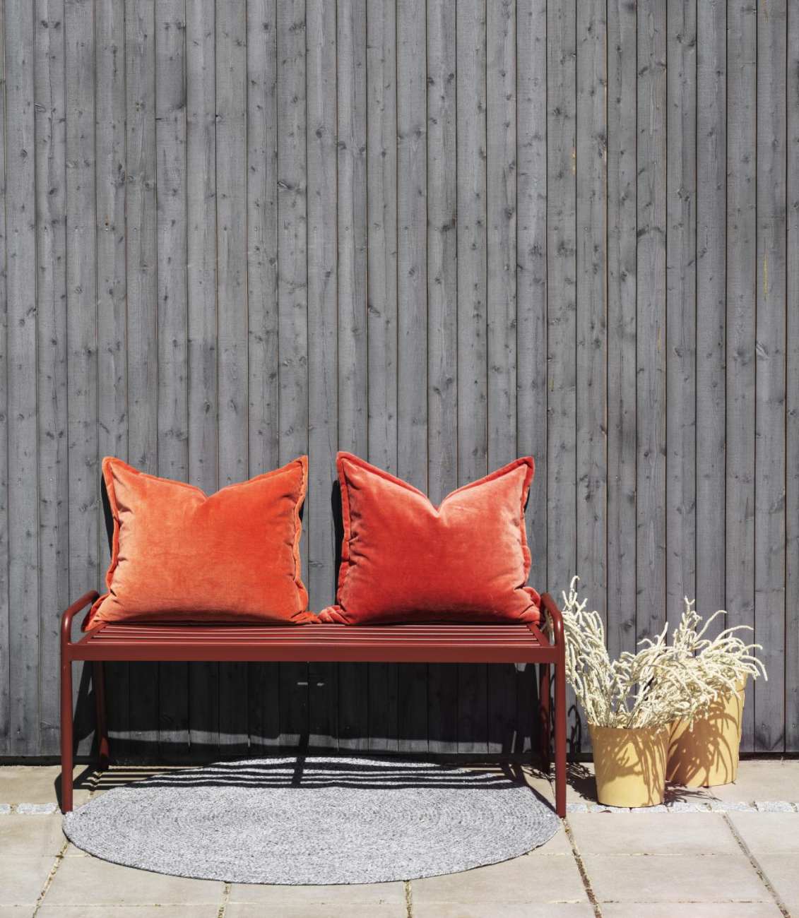 Die Gartenbank Sonnac überzeugt mit ihrem modernen Design. Gefertigt wurde sie aus Metall, welches einen roten Farbton besitzt. Das Gestell ist auch aus Metall. Die Sitzhöhe der Bank beträgt 43 cm.
