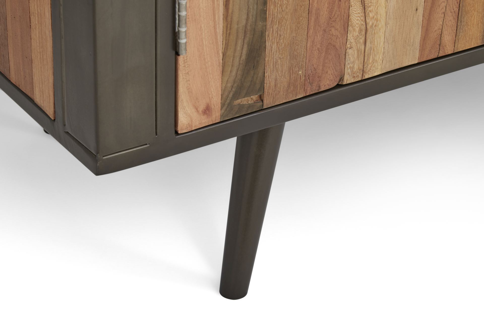 Das TV-Board Nordic überzeugt mit seinem Industriellen Design. Gefertigt wurde es aus Recyceltem Boots Holz, welches einen natürlichen Farbton besitzt. Das Gestell ist aus Metall und hat eine Anthrazit Farbe. Das TV-Board verfügt über vier Türen. Die Brei
