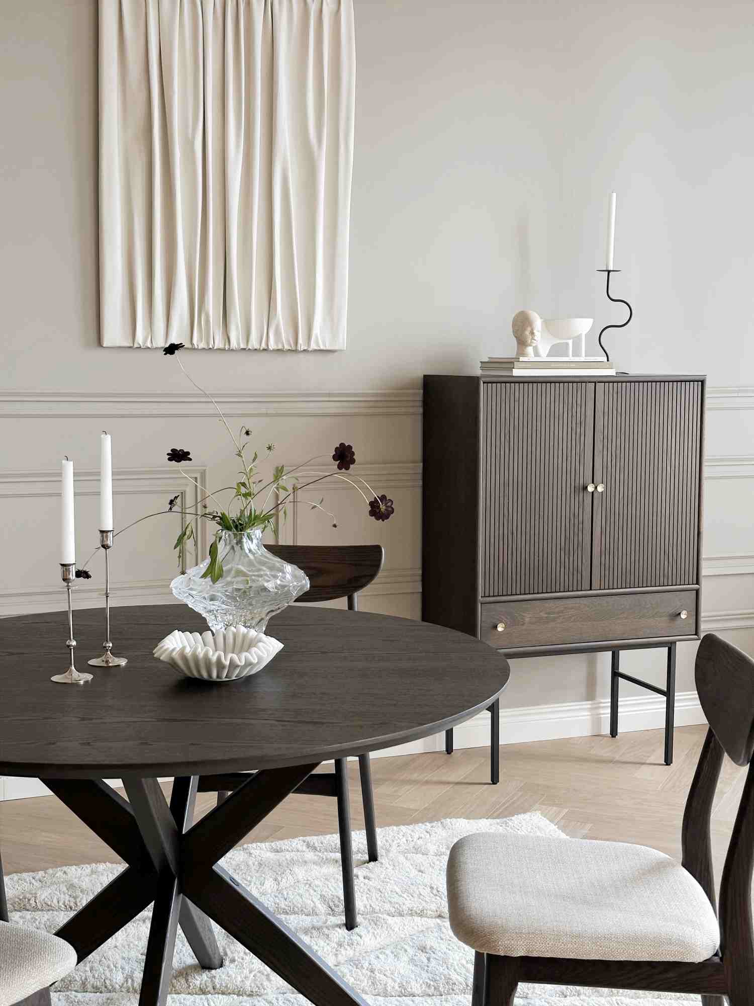 Hochwertiger Esstisch Calverton Rund, 120cm, Braun für jede Einrichtung.