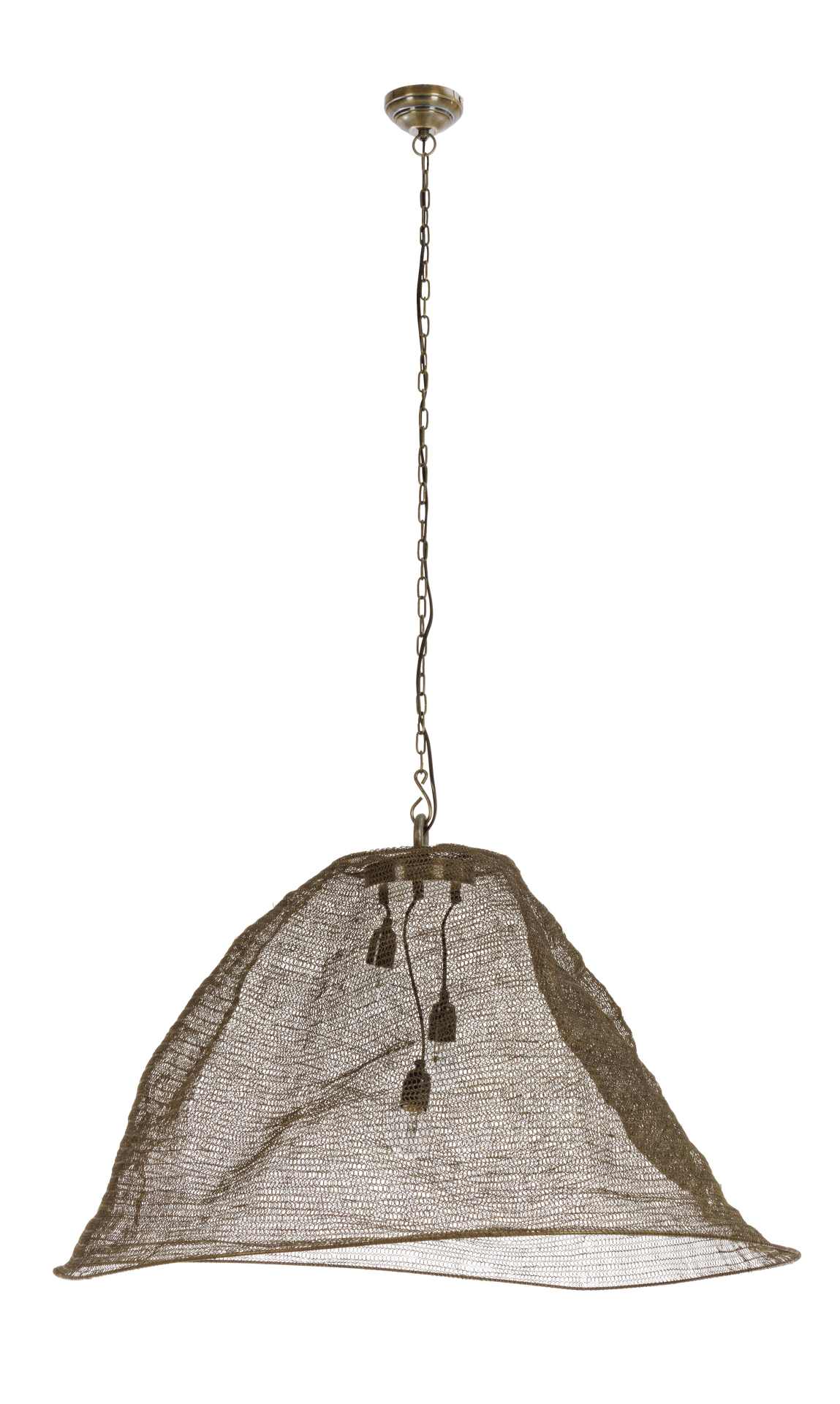 Die Hängeleuchte Amish überzeugt mit ihrem klassischen Design. Gefertigt wurde sie aus Metall, welches einen Messing Farbton besitzt.Der Lampenschirm ist auch aus Metall. Die Lampe besitzt eine Höhe von 62 cm.
