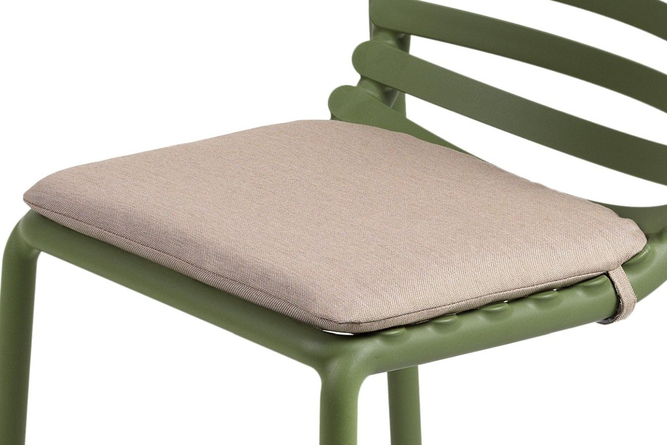 Das Sitzkissen Doga überzeugt mit seinem modernen Design. Gefertigt wurde es aus Stoff, welche einen Beigen Farbton besitzt. Das Sitzkissen kann für den Doga Gartenstuhl genutzt werden.