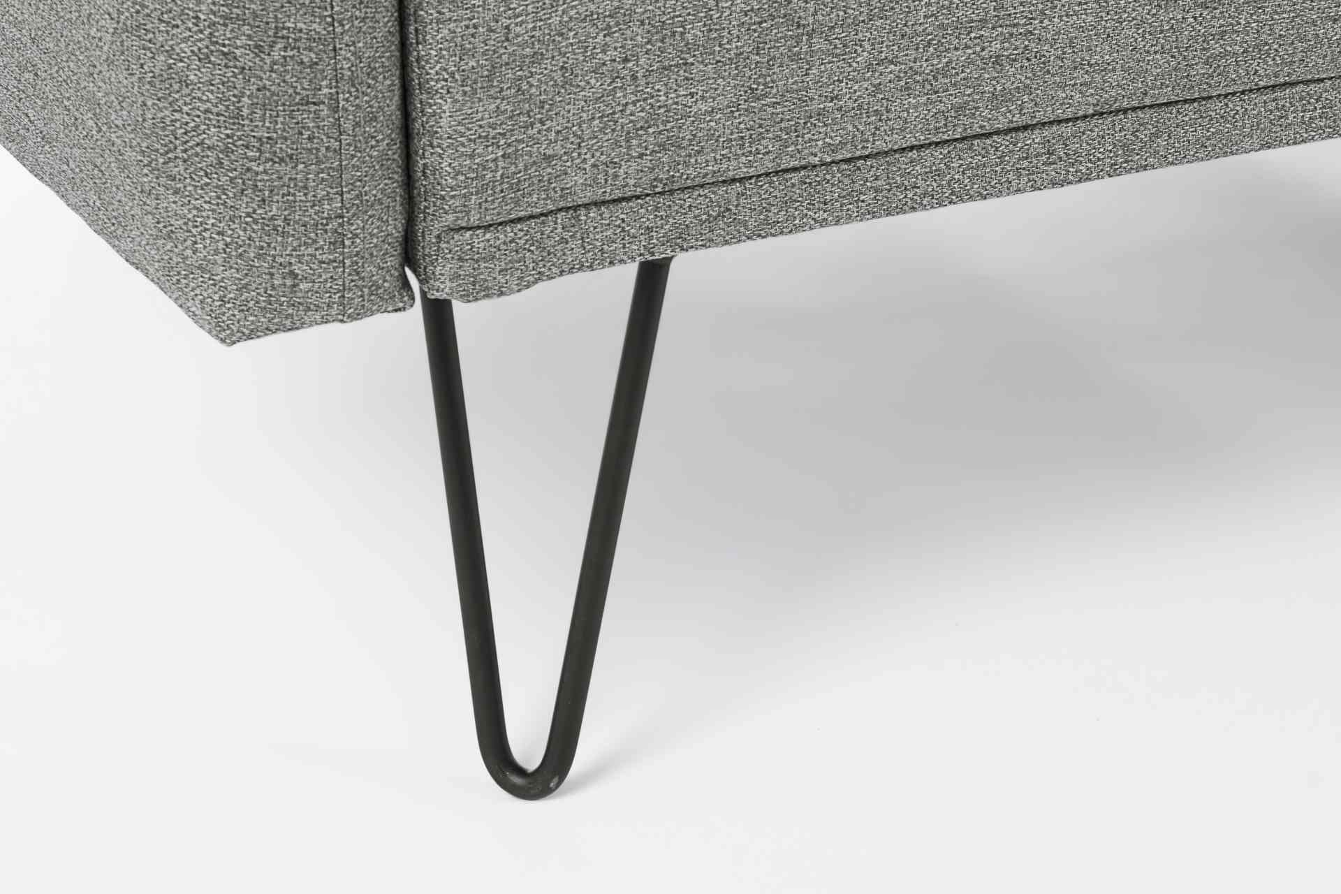 Das Schlafsofa Bridjet überzeugt mit seinem klassischen Design. Gefertigt wurde es aus Stoff, welcher einen grauen Farbton besitzt. Das Gestell ist aus Metall und hat eine schwarzen Farbe. Die Schlaffunktion hat ein Maß von 180x105 cm. Das Sofa ist in der