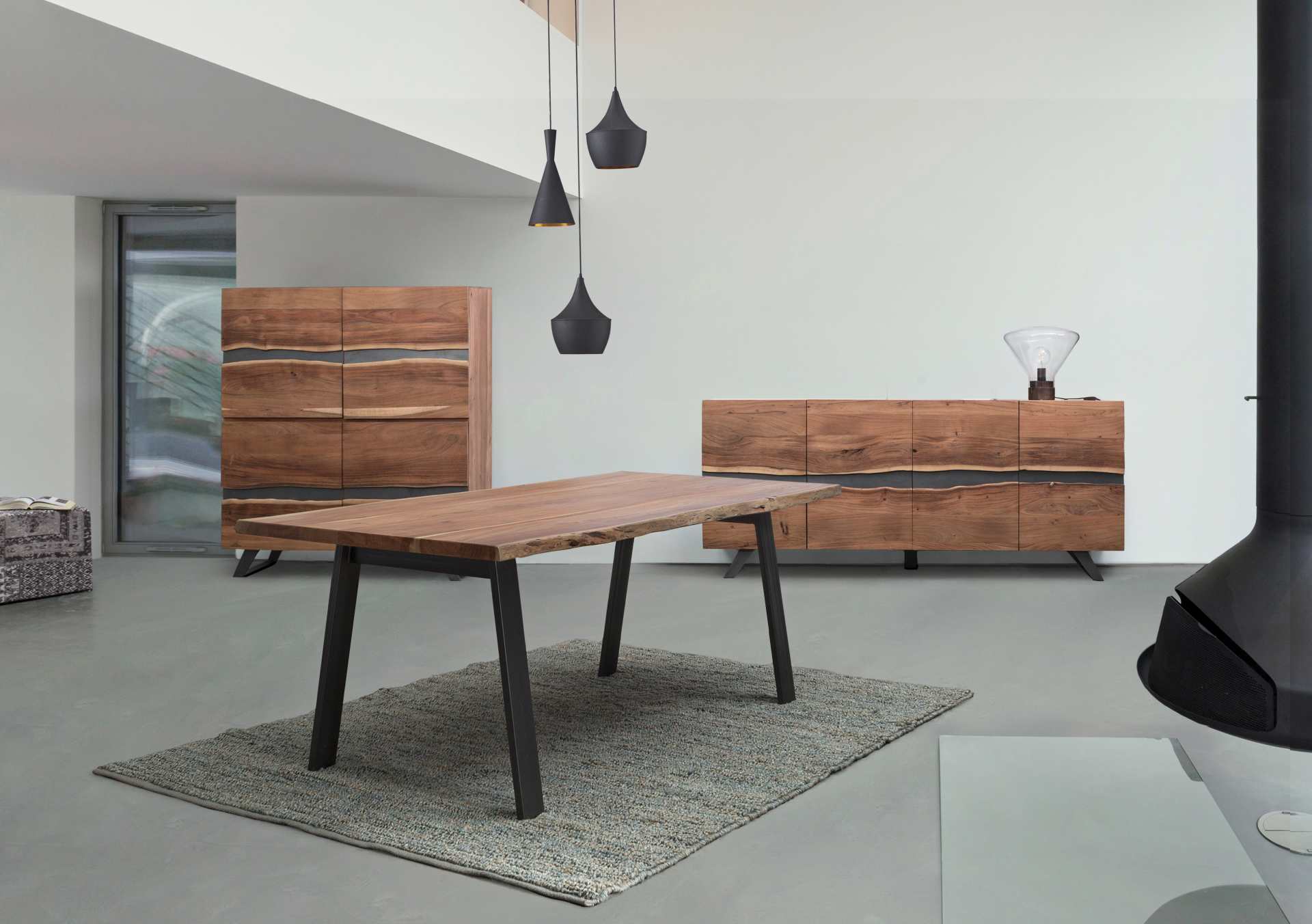 Der Esstisch Aron überzeugt mit seinem moderndem Design gefertigt wurde er aus Akazienholz, welches einen natürlichen Farbton besitzt. Das Gestell des Tisches ist aus Metall und ist Schwarz. Der Tisch besitzt eine Breite von 200 cm.