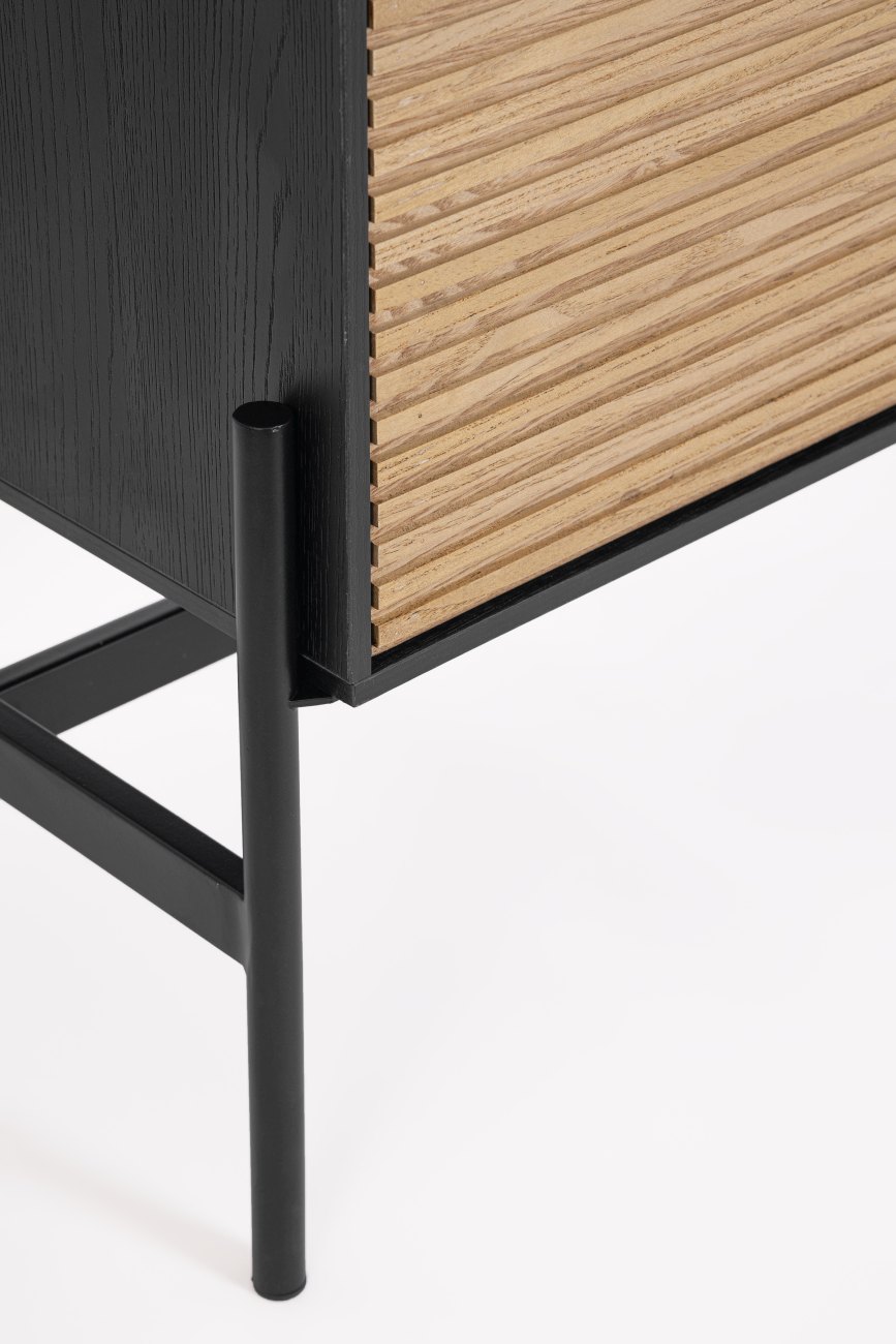 Das Highboard Allycia überzeugt mit seinem modernen Design. Gefertigt wurde es aus Eschenholz, welches einen natürlichen Farbton besitzt. Das Gestell ist aus Metall und hat eine schwarze Farbe. Das Highboard besitzt eine Breite von 110 cm.