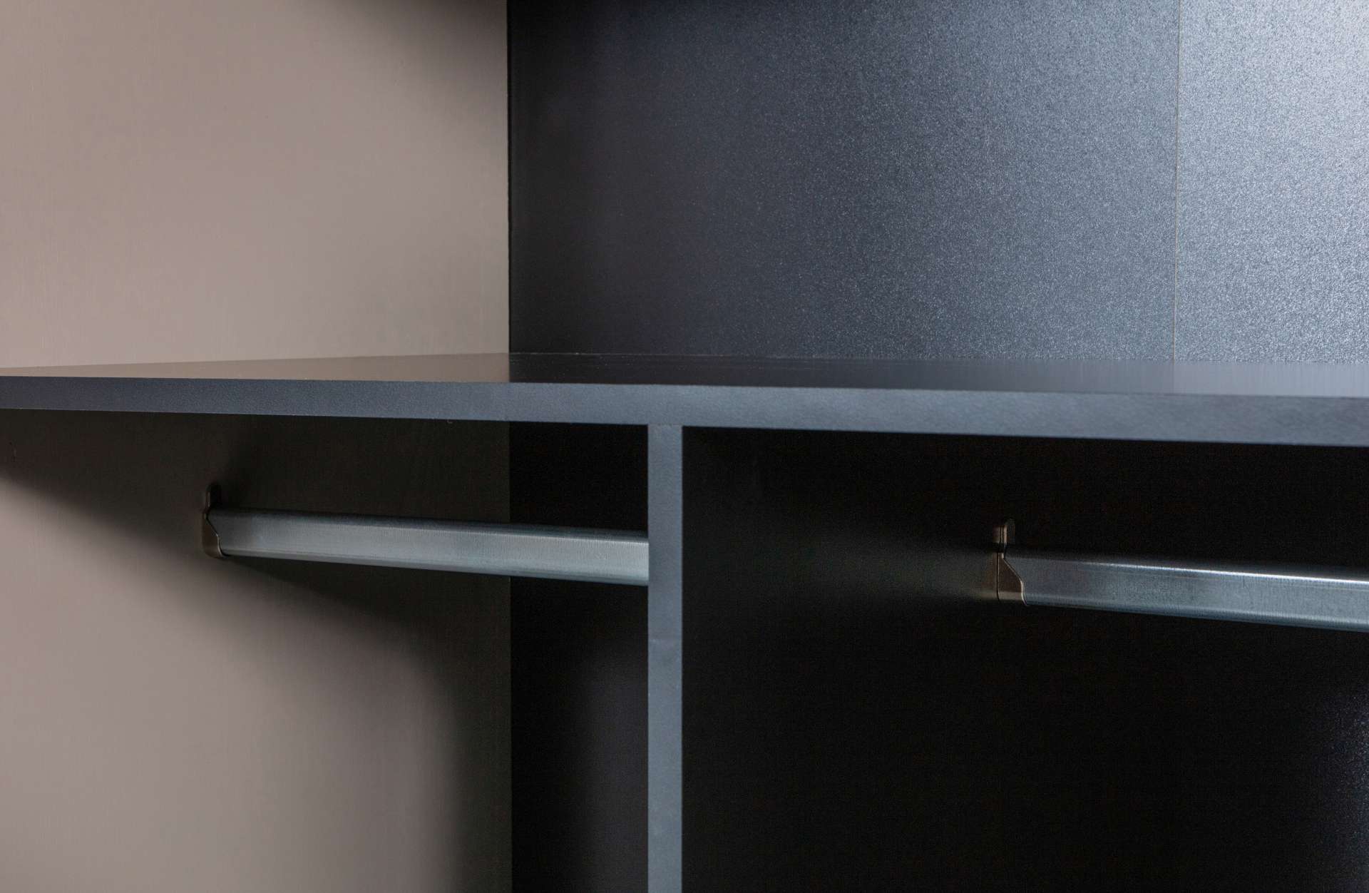 Der Modulschrank Daily Closet überzeugt mit seinem modernen Design. Gefertigt wurde er aus Kiefernholz, welches einen grauen Farbton besitzt. Der Schrank verfügt über zwei Türen und hat eine Größe von 200x100 cm