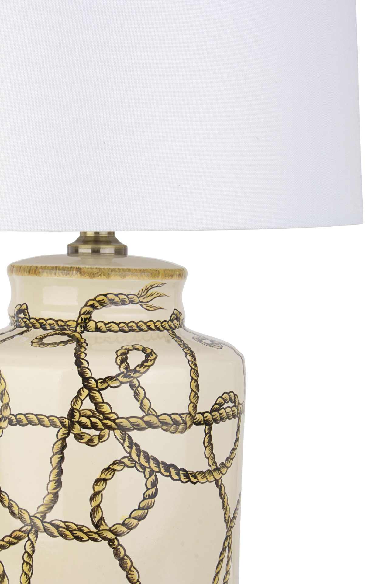 Die Tischleuchte Nappa überzeugt mit ihrem klassischen Design. Gefertigt wurde sie aus Porzellan, welches einen goldenen Farbton besitzt. Die Lampenschirme ist aus Polyester und hat eine weiße Farbe. Die Lampe besitzt eine Höhe von 63 cm.