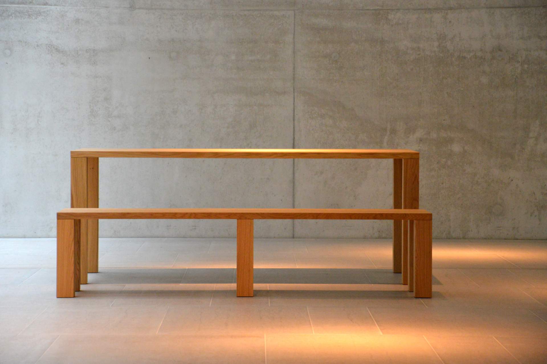 Der Esstisch Leos überzeugt mit seinem massiven Design. Gefertigt wurde der Tisch von der Marke Jan Kurtz. Gefertigt wurde der Tisch aus Echtholzfurnier und hat eine Eichenholz Optik. Der Tisch besitzt eine Länge von 160 cm.