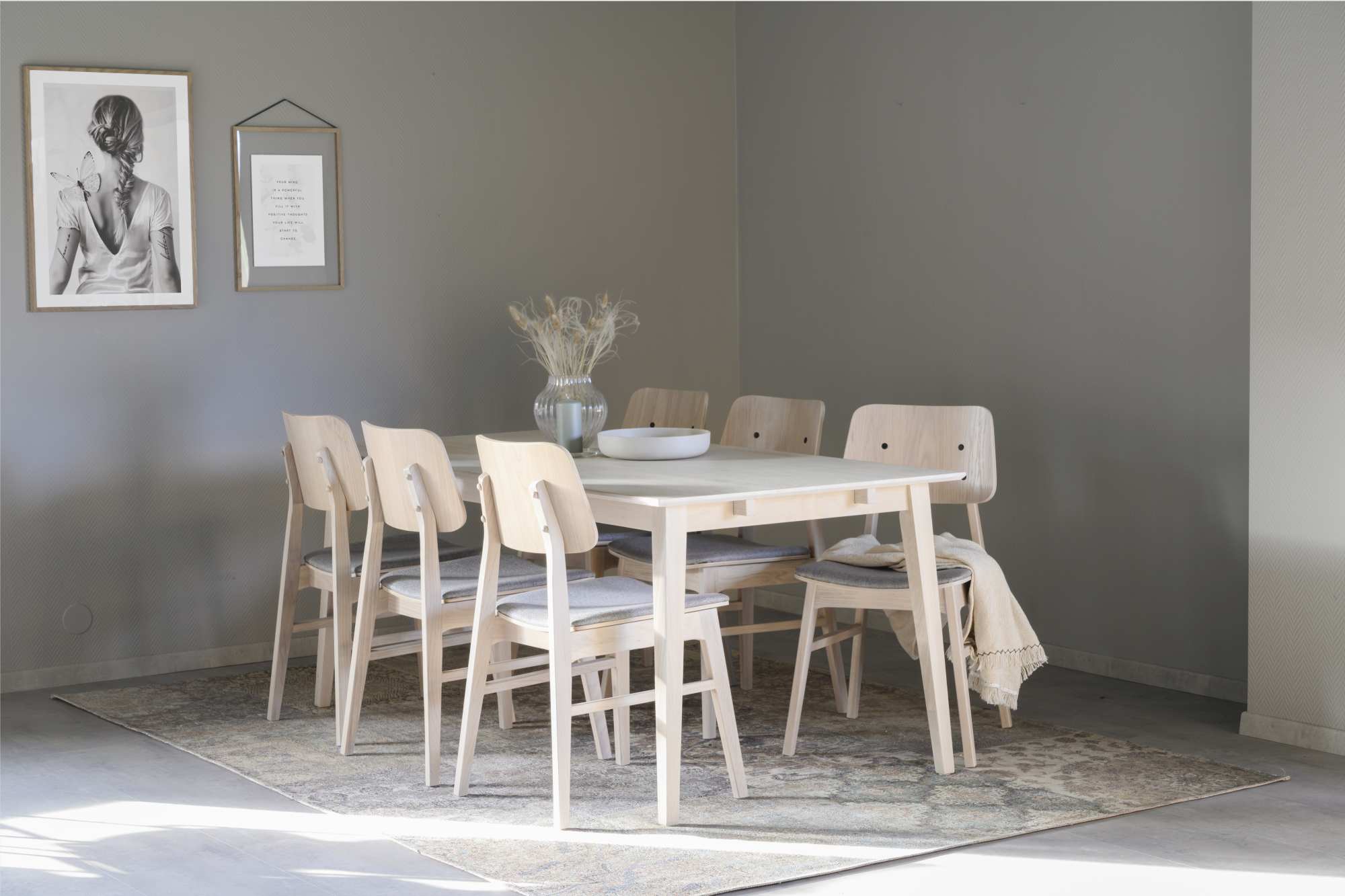 Machen Sie Ihr Zuhause komplett mit Esstisch Filippa Rechteckig 180x90cm, Eiche Weiß pigmentiert.