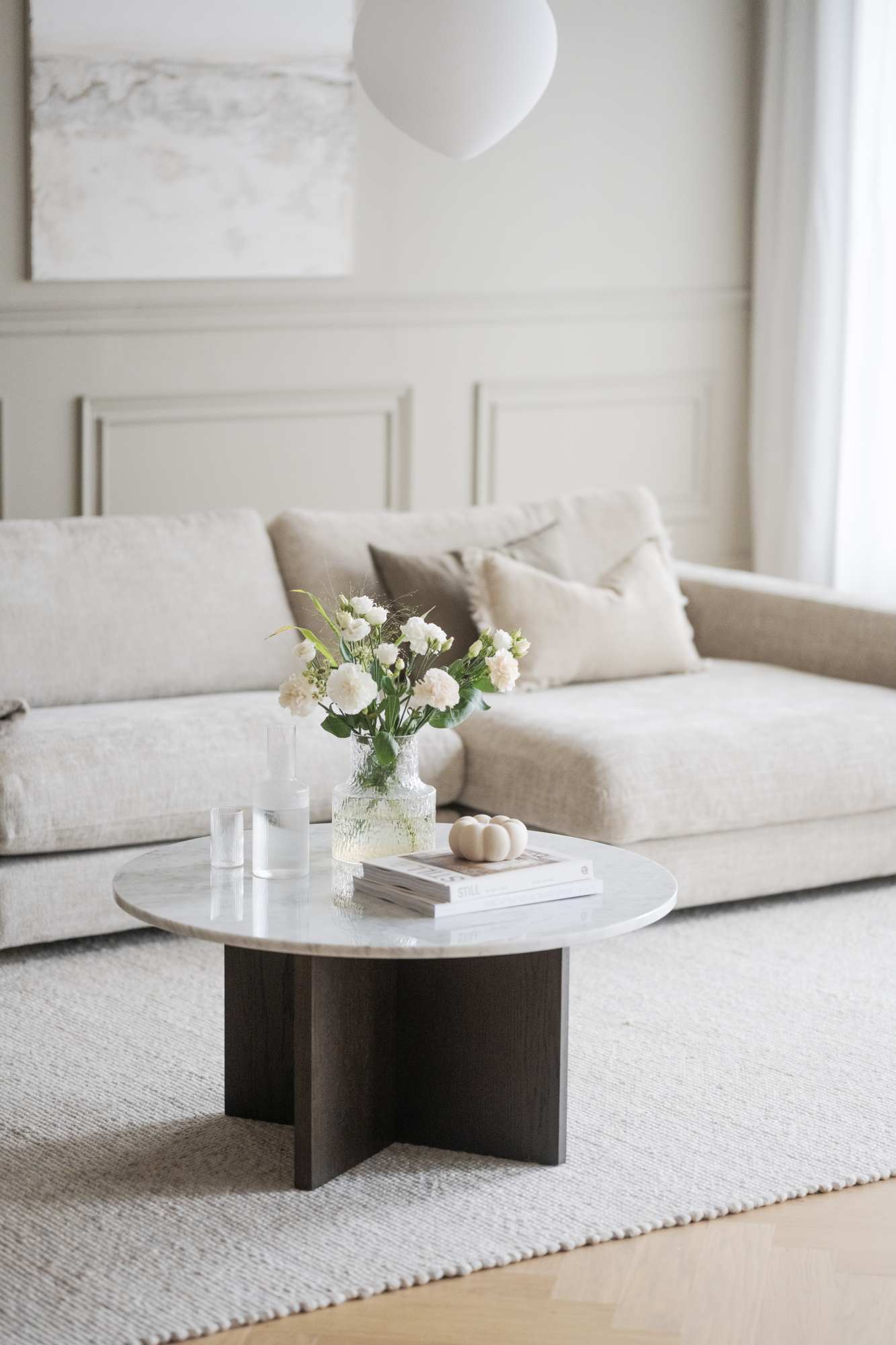 Edles Möbelstück: Couchtisch Brooksville, Marmor Rund 90cm, Weiß / Braun für stilvolle Einrichtung.