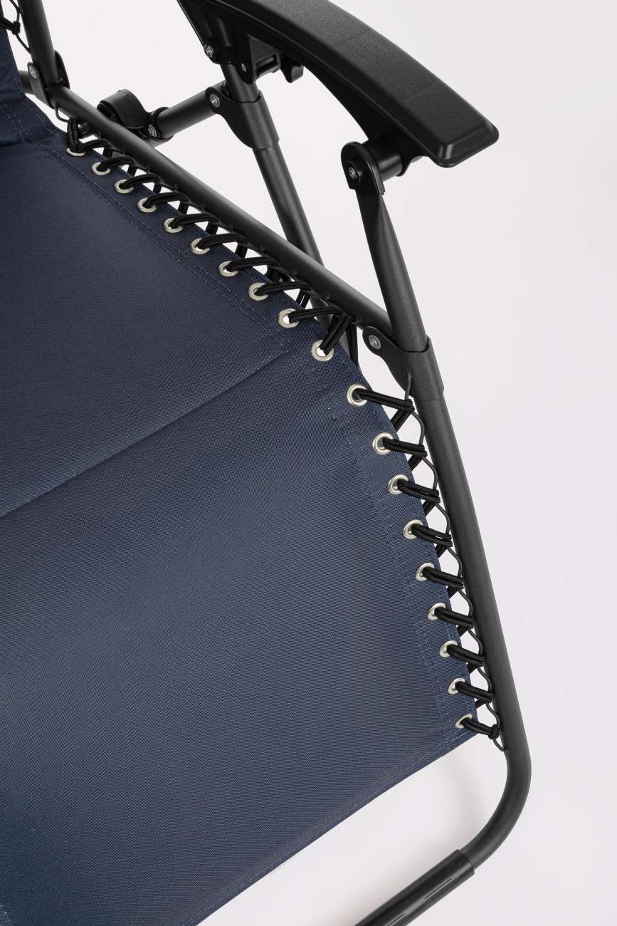 Der Loungesessel Wayne überzeugt mit seinem modernen Design. Gefertigt wurde er aus Textilene, welches einen blauen Farbton besitzt. Das Gestell ist aus Metall und hat eine schwarze Farbe. Der Sessel ist klappbar.