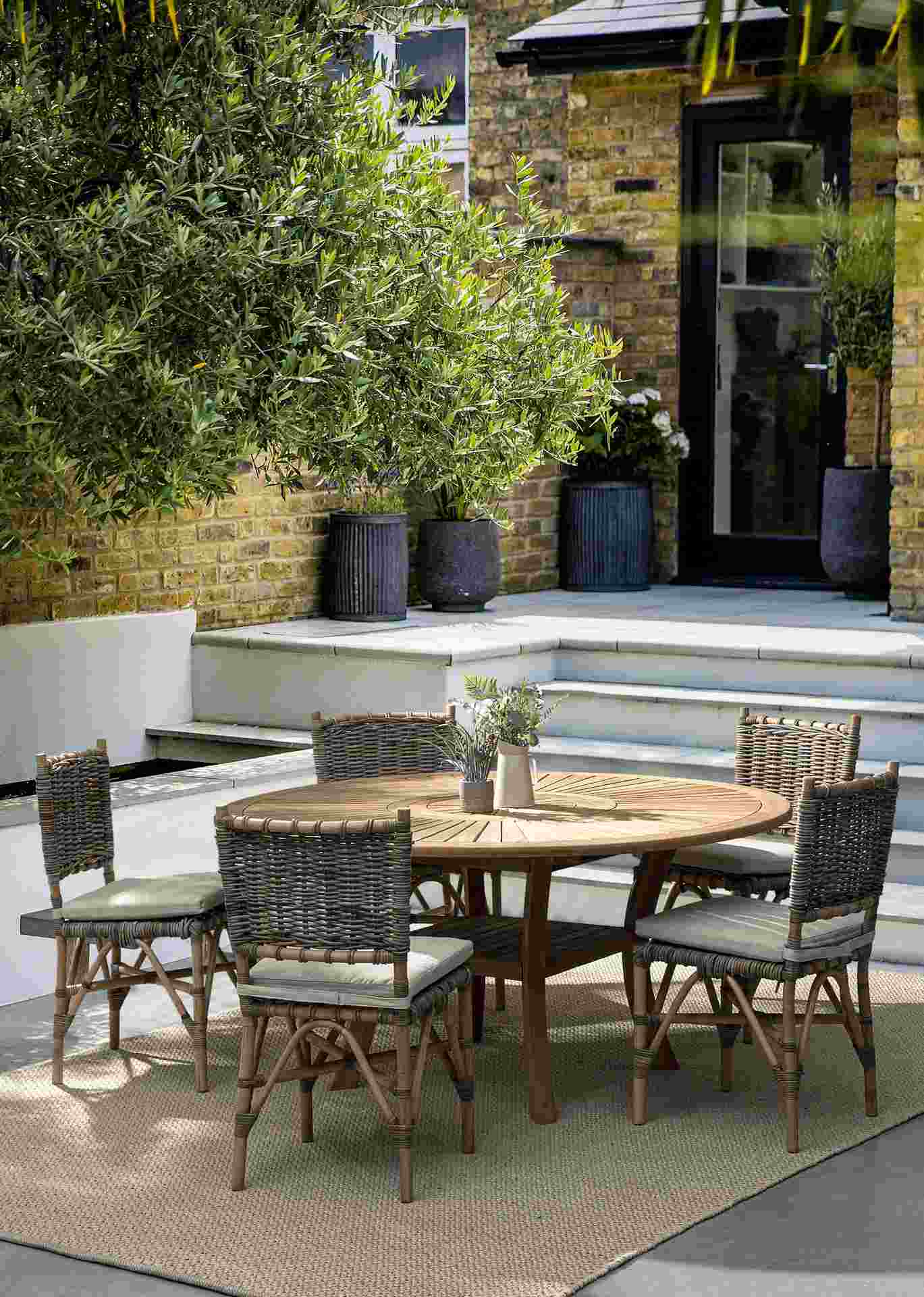 Der Gartenstuhl Tarifa überzeugt mit seinem klassischen Design. Gefertigt wurde er aus Kubu, welches einen braunen Farbton besitzt. Das Gestell ist aus Rattan und hat eine natürliche Farbe. Der Stuhl verfügt über eine Sitzhöhe von 52 cm und ist für den Ou