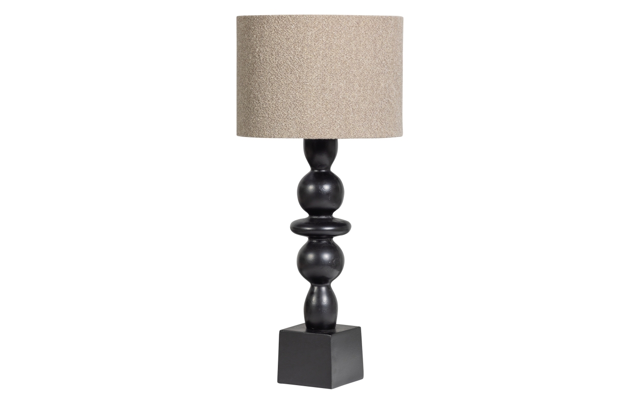 Die Tischleuchte Chrissie überzeugt mit ihrem modernen Design. Gefertigt wurde sie aus Metall, welches einen schwarzen Farbton besitzt. Der Lampenschirm ist aus Teddy-Stoff und hat eine Sand Farbe. Die Lampe besitzt einen Durchmesser von 35 cm.