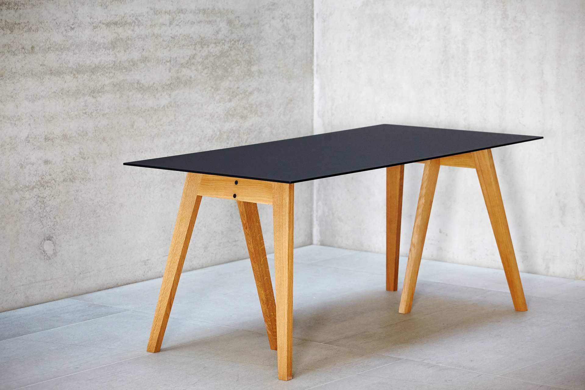 Der Esstisch Neo überzeugt mit seinem einzigartigen Design. Gefertigt wurde der Tisch aus massiver Eiche die geölt wurde, dies verleiht dem Tisch seine Farbe. Designet wurde er von der Marke Jan Kurtz.