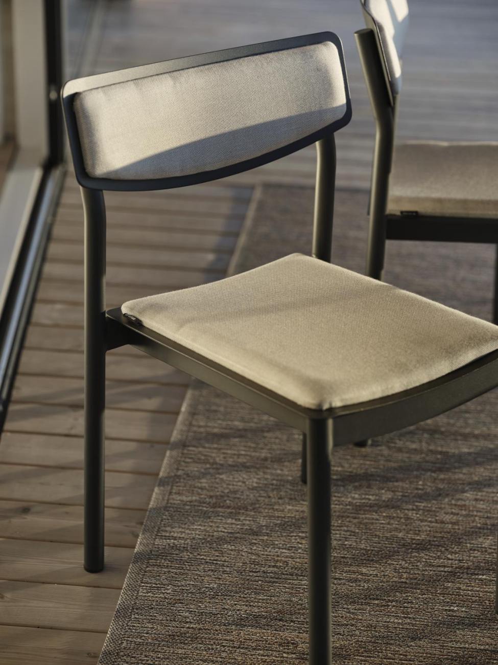 Der Gartenstuhl Gusty überzeugt mit seinem modernen Design. Gefertigt wurde er aus Stoff, welches einen hellgrauen Farbton besitzt. Das Gestell ist aus Metall und hat eine Anthrazit Farbe. Die Sitzhöhe des Stuhls beträgt 47 cm.