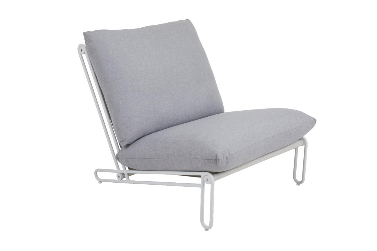 Der Gartensessel Blixt überzeugt mit seinem modernen Design. Gefertigt wurde er aus Metall, welches einen weißen Farbton besitzt. Das Gestell ist auch aus Metall und das Sitzkissen hat eine graue Farbe. Die Sitzhöhe des Sessels beträgt 40 cm.