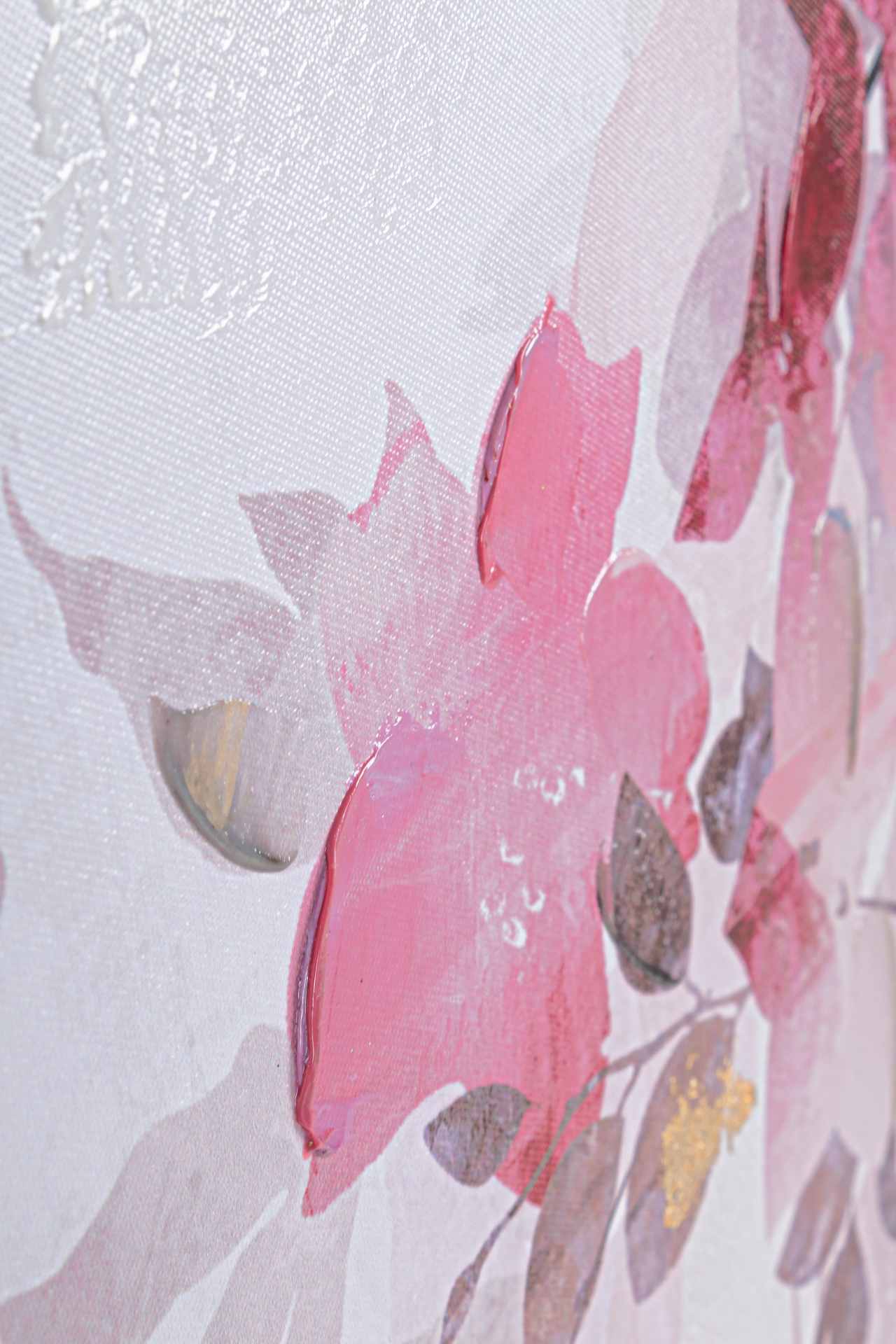 Das Ölbild Pink Flower No.2 überzeugt mit ihrem klassischen Design. Das Bild verfügt über einen Druck auf Leinwand. Das Gestell ist aus Tannenholz und der Rahmen aus Kunststoff. Die Maße sind 122x82 cm.