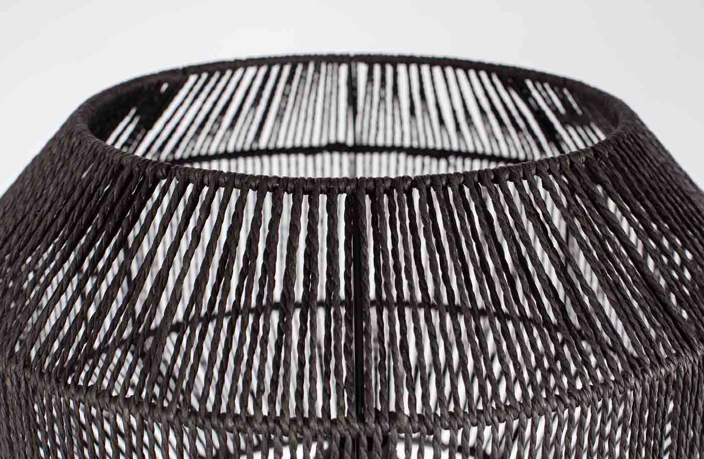 Traumhafte Stehleuchte mit einem filigranen Dreifuß aus Metall, der Leuchtschirm aus natürlicher Jute in Schwarz gefärbt unterstreicht das zeitlose Design