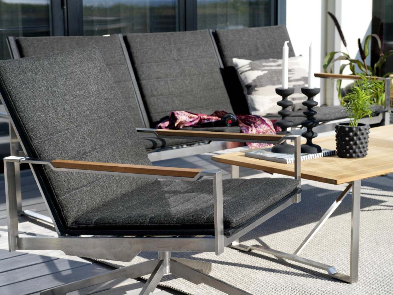 Der Gartencouchtisch Gotland überzeugt mit seinem modernen Design. Gefertigt wurde die Tischplatte aus Akazienhholz und besitzt einen natürlichen Farbton. Das Gestell ist auch aus Metall und hat eine silberne Farbe. Der Tisch besitzt eine Länger von 150 c