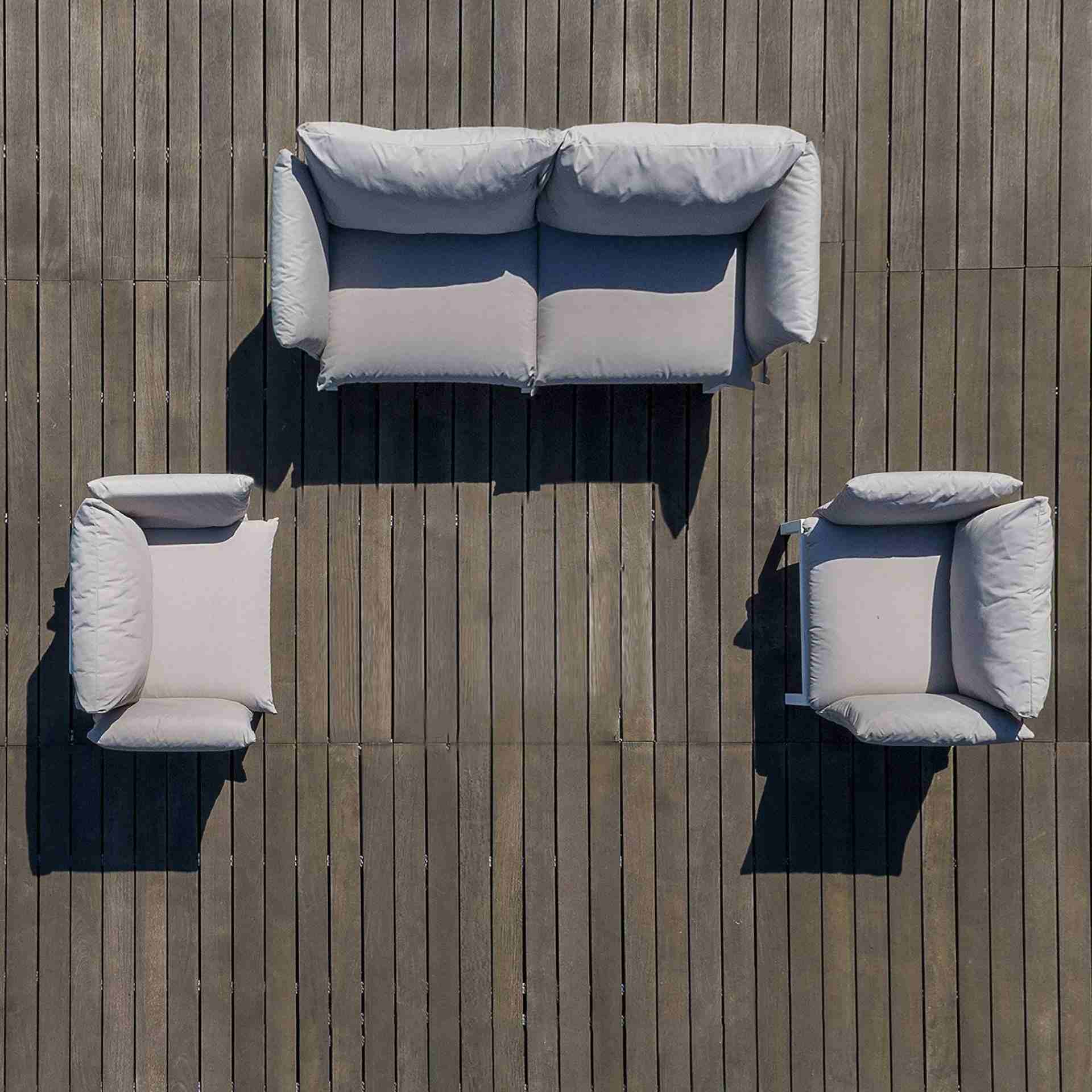 Die Sitzgruppe Domino bestehend aus einem 2-Sitzer Sofa und zwei Sesseln ist ein echter Hingucker für Deinen Garten. Gefertigt wurde sie von der Marke Jan Kurtz. Das Aluminium Gestell hat die Farbe Weiß und der Bezug hat die Farbe Taupe.