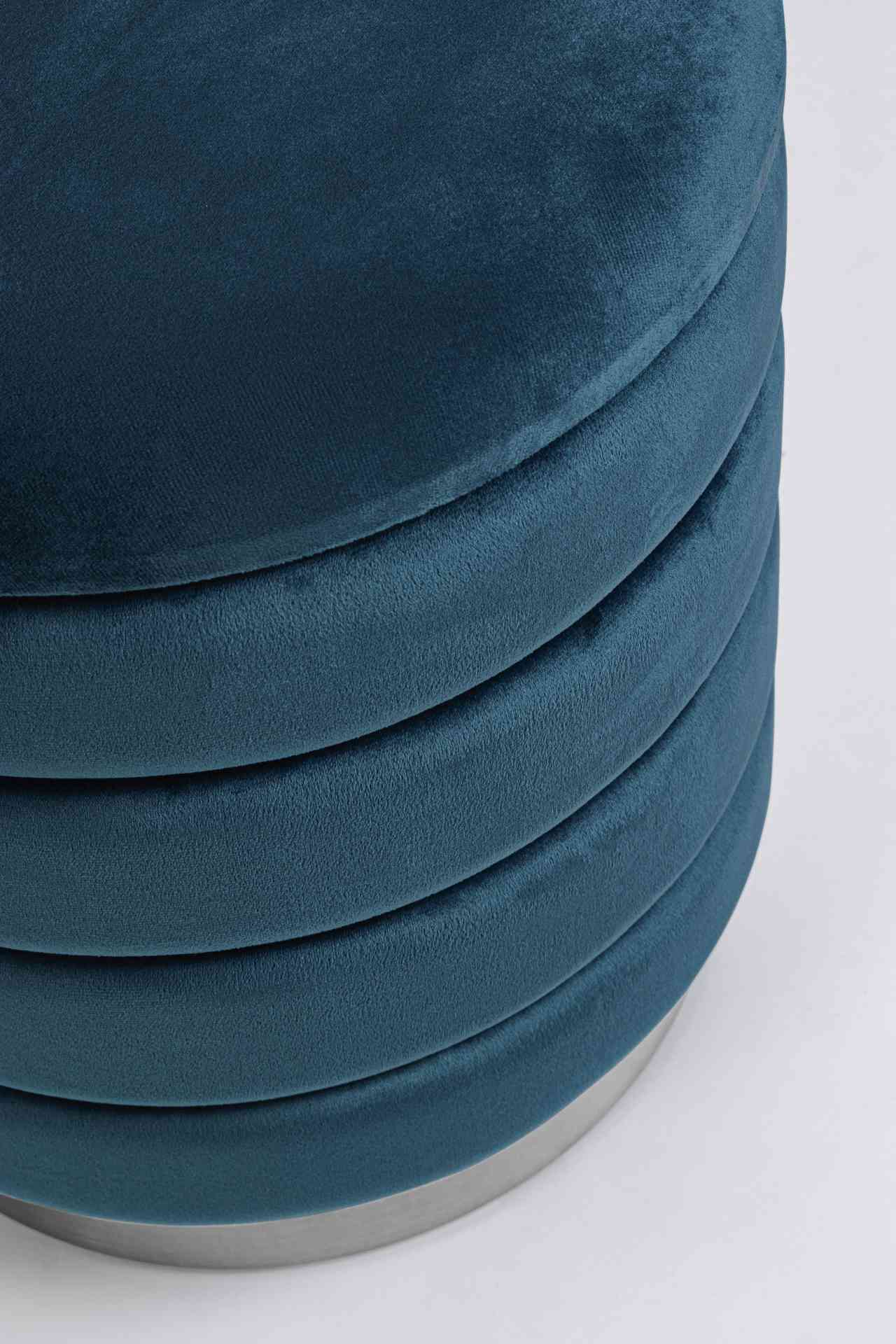Der Pouf Darina überzeugt mit seinem modernen Design. Erhältlich ist er als 2er-Set. Gefertigt wurde er aus Stoff in Samt-Optik, welcher einen blauen Farbton besitzt. Das Gestell ist aus Metall und hat eine silberne Farbe. Der Durchmesser beträgt 40 cm.