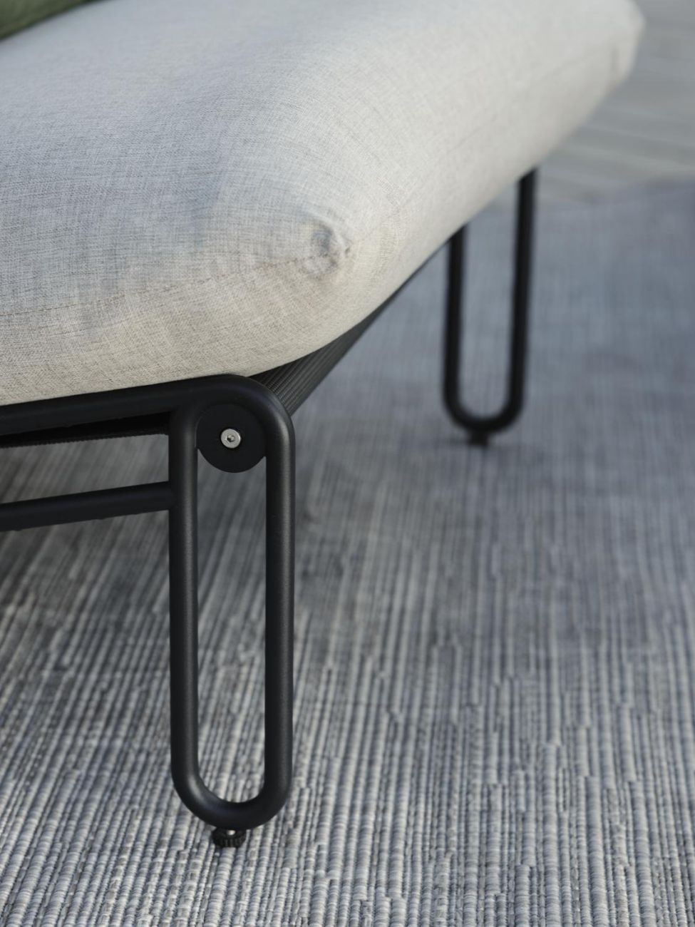 Der Gartensessel Blixt überzeugt mit seinem modernen Design. Gefertigt wurde er aus Metall, welches einen schwarzen Farbton besitzt. Das Gestell ist auch aus Metall und das Sitzkissen hat eine Beige Farbe. Die Sitzhöhe des Sessels beträgt 40 cm.