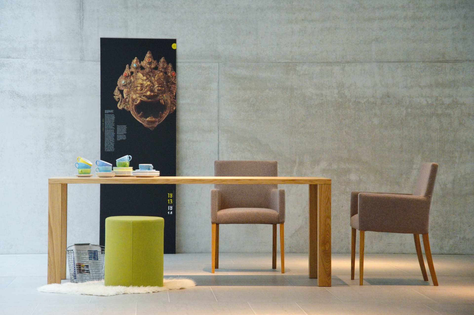 Der Esstisch Leos überzeugt mit seinem massiven Design. Gefertigt wurde der Tisch von der Marke Jan Kurtz. Gefertigt wurde der Tisch aus Echtholzfurnier und hat eine Eichenholz Optik. Der Tisch besitzt eine Länge von 160 cm.