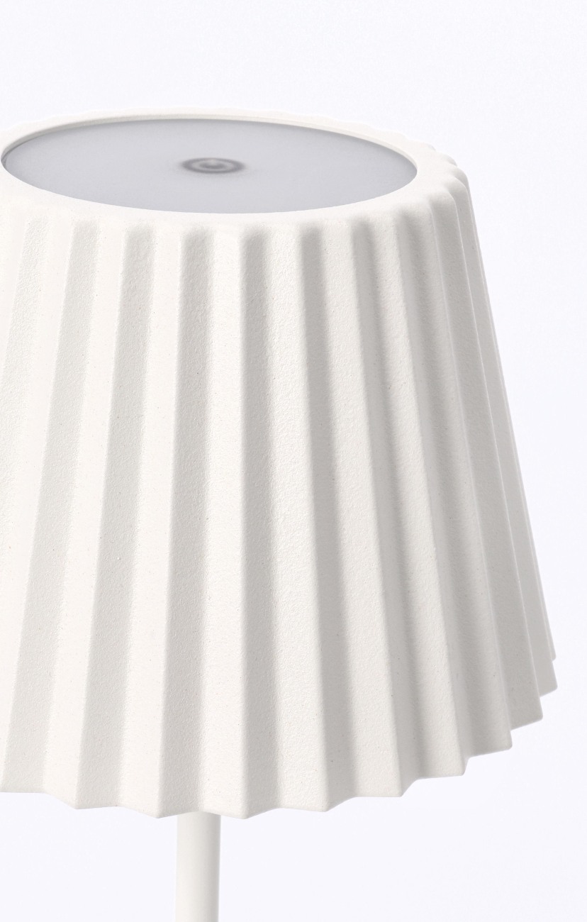 Die Outdoor Lampe Artika überzeugt mit ihrem modernen Design. Gefertigt wurde sie aus Metall, welches einen weißen Farbton besitzt. Die Lampe besitzt eine Höhe von 36 cm.