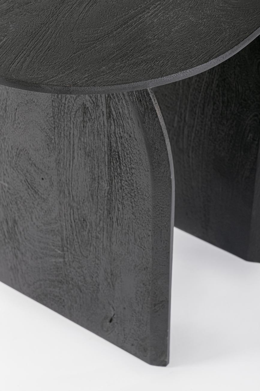 Der Beistelltisch Monterry überzeugt mit seinem modernen Stil. Gefertigt wurde er aus Mangoholz, welches einen schwarzen Farbton besitzt. Der Beistelltisch besitzt eine Größe von 60x45 cm.